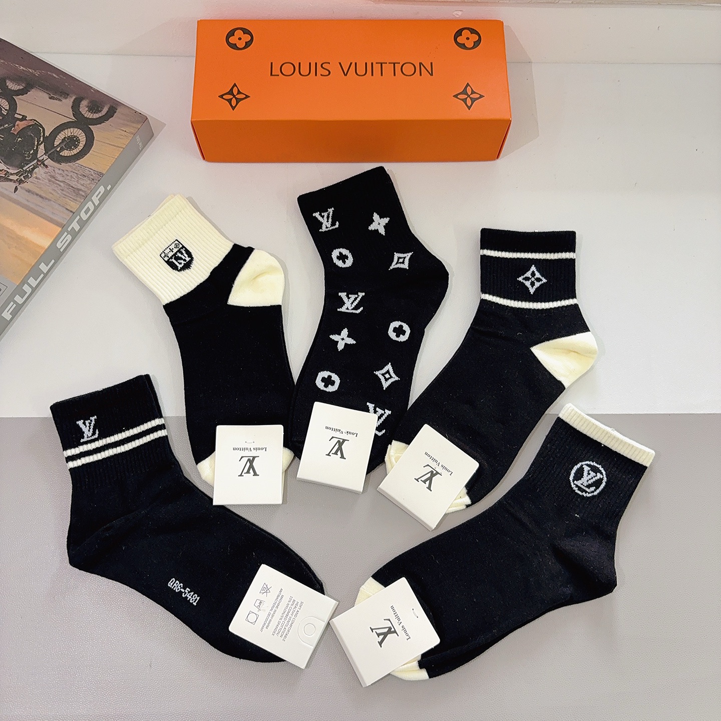 配包装（一盒5双） 🌟 LV 路易威登 超火中筒袜子，纯棉面料，潮人必备款，经典字母logo中筒袜，个性