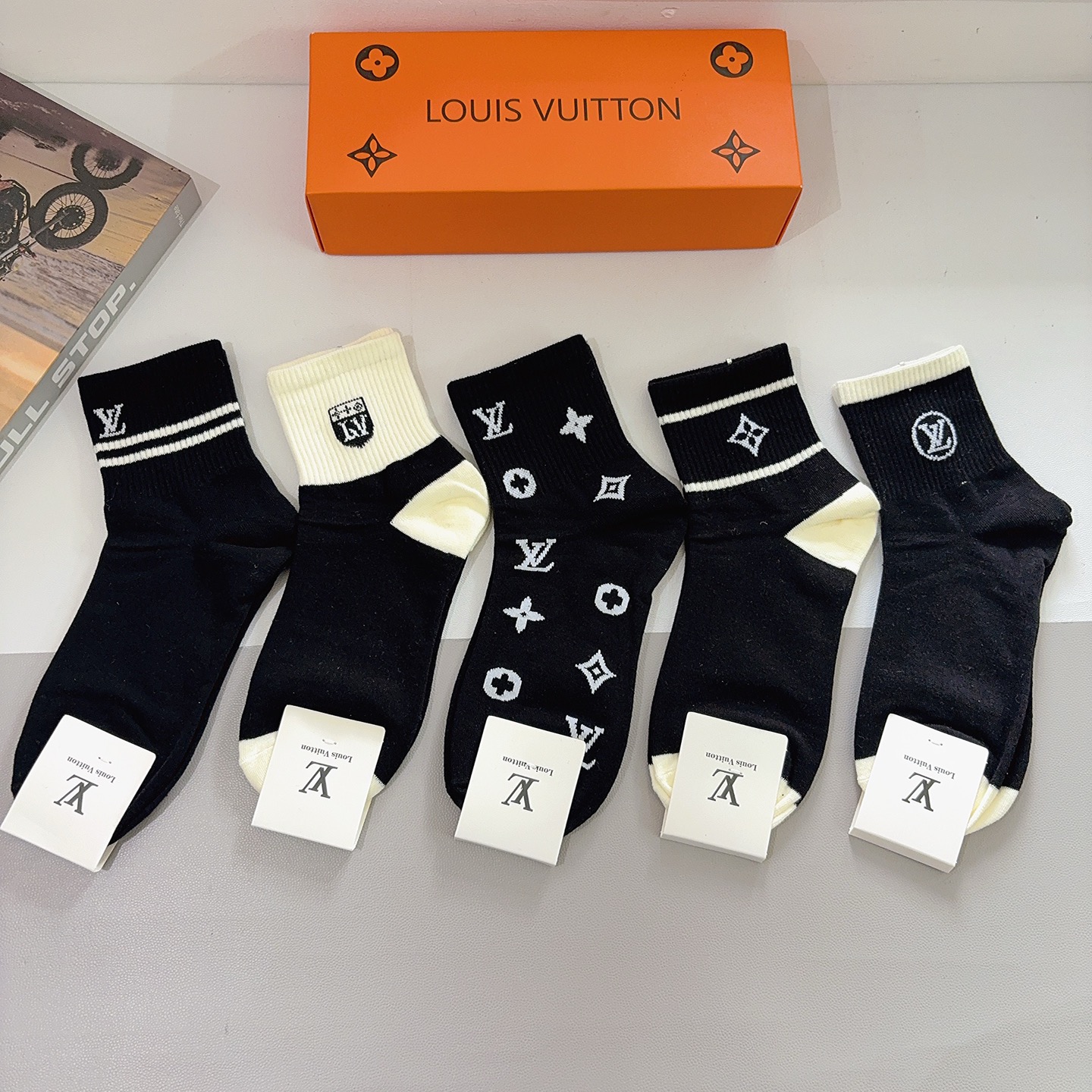 配包装（一盒5双） 🌟 LV 路易威登 超火中筒袜子，纯棉面料，潮人必备款，经典字母logo中筒袜，个性