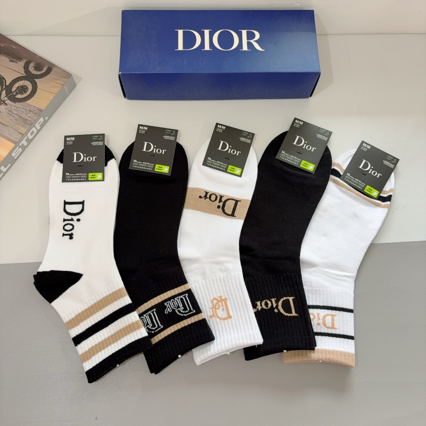 配包装（一盒5双） 🌟 Dior （迪奥）新款纯棉中筒袜子，潮人必备经典款 个性时尚百搭款，！你值得拥有