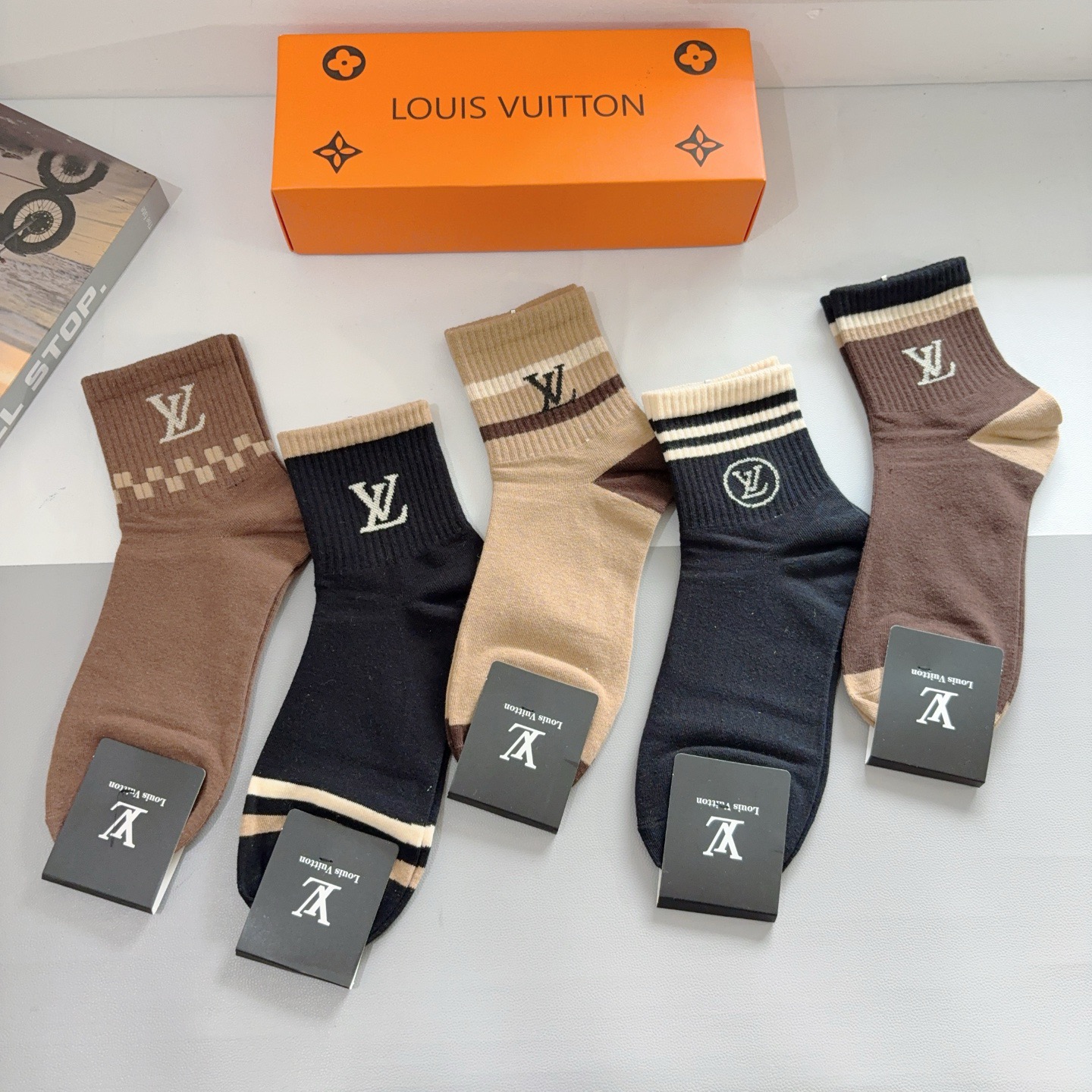 配包装（一盒5双） 🌟 LV 路易威登 超火爆男款中筒袜子，纯棉面料，潮人必备 爆款，经典字母logo中