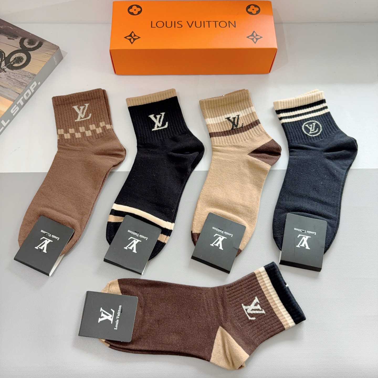 配包装（一盒5双） 🌟 LV 路易威登 超火爆男款中筒袜子，纯棉面料，潮人必备 爆款，经典字母logo中