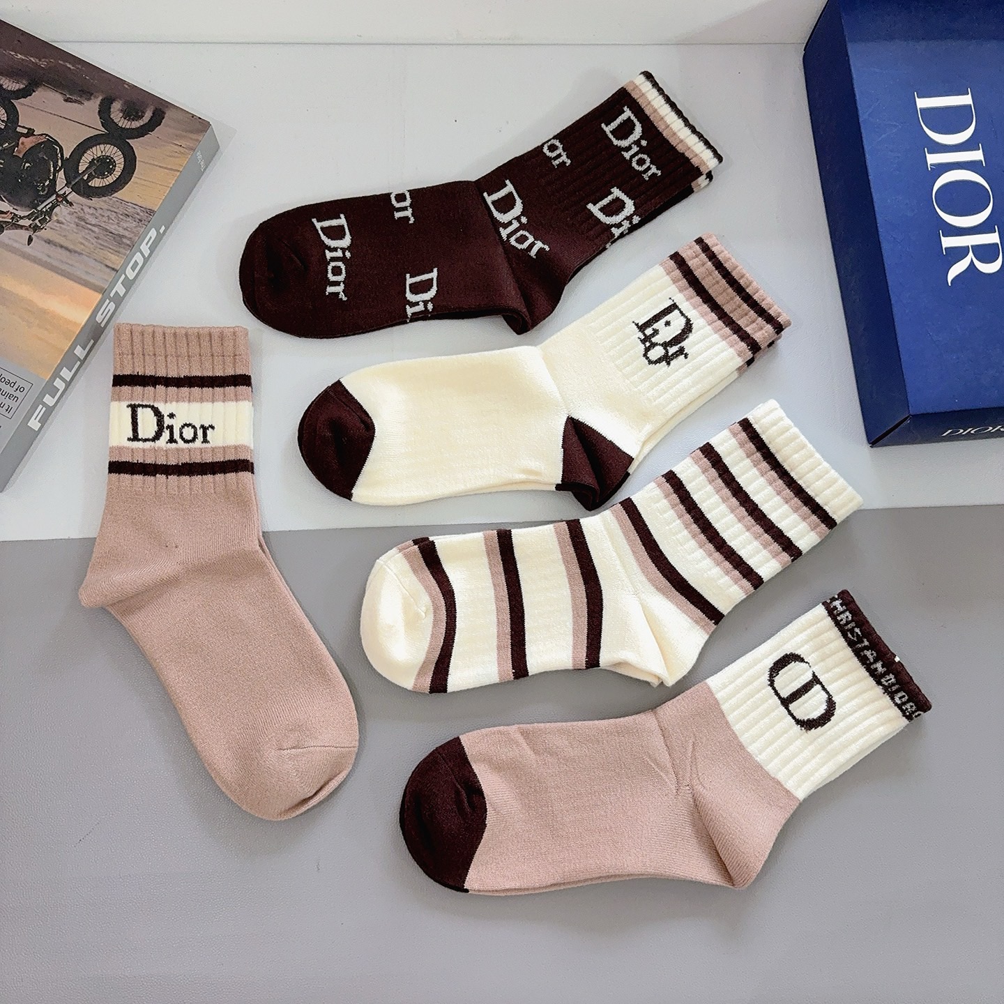 配包装（一盒5双）Dior 迪奥 新款字母兔绒中筒袜子！经典字母专柜同步袜子，超柔软材质大牌出街，潮人必