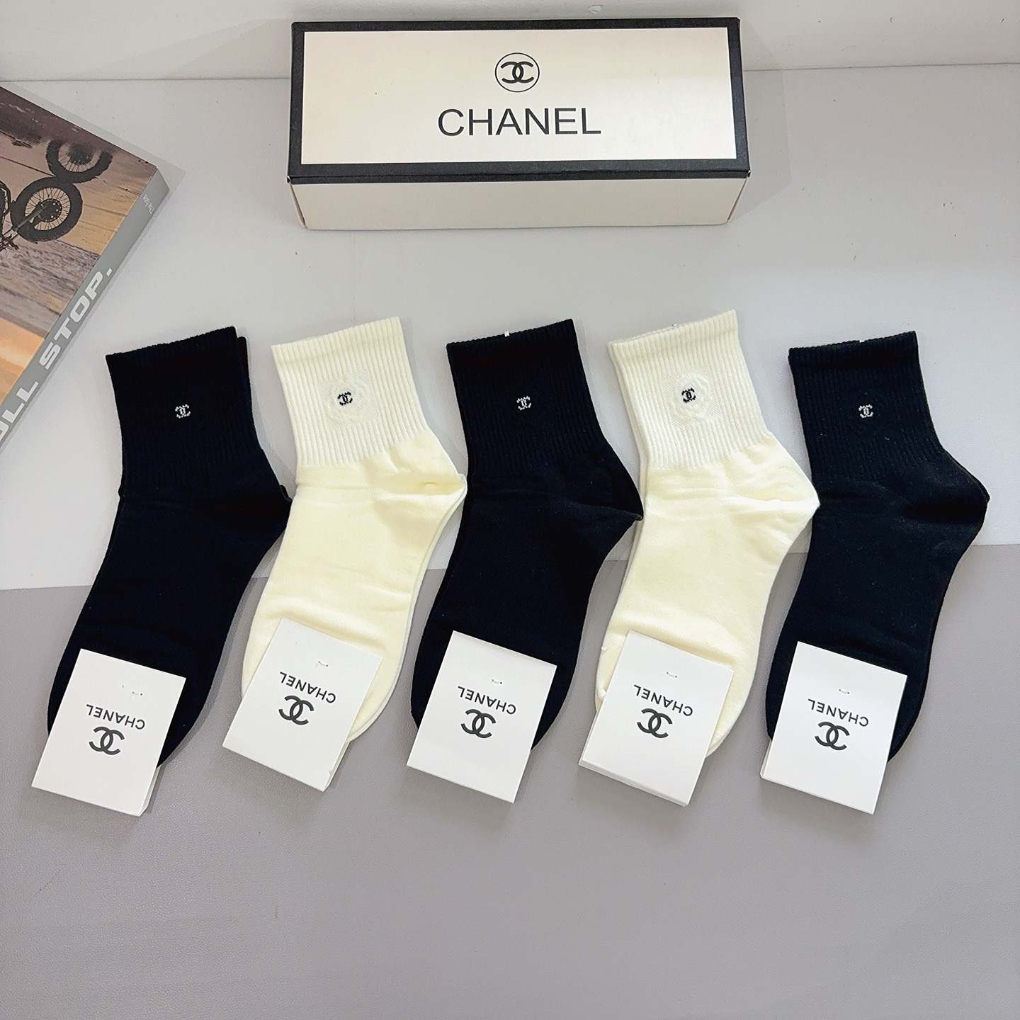 配包装（一盒5双）CHANEL 香奈儿经典中筒袜子❗️经典双C图案logo，专柜同步袜子❗️大牌出街，潮