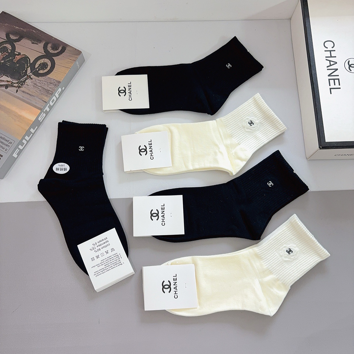 配包装（一盒5双）CHANEL 香奈儿经典中筒袜子❗️经典双C图案logo，专柜同步袜子❗️大牌出街，潮