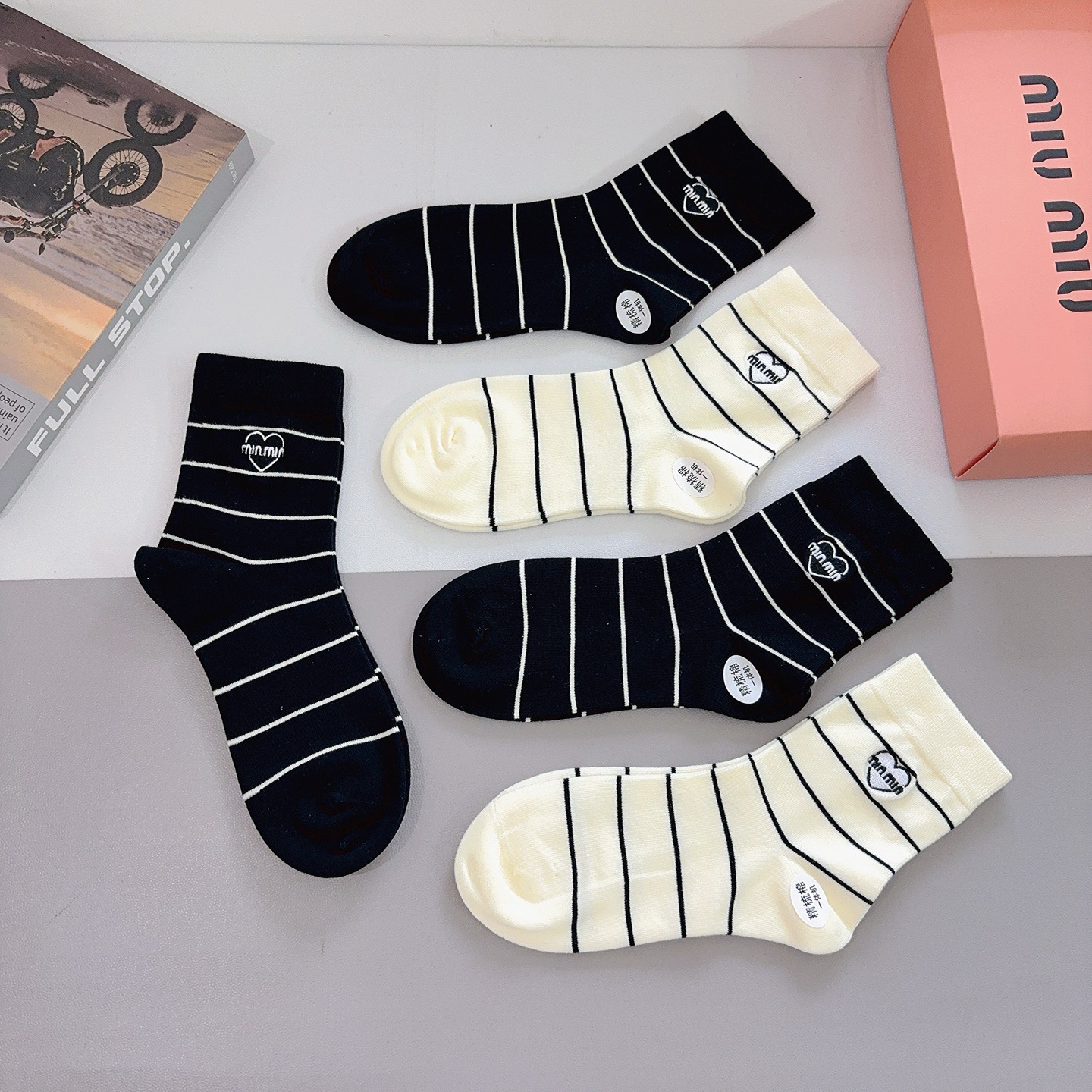 配包装【一盒5双】miumiu · 缪缪 高品质刺绣中筒袜子❗️ins明星网红推荐❗️轻薄柔软透气，四季