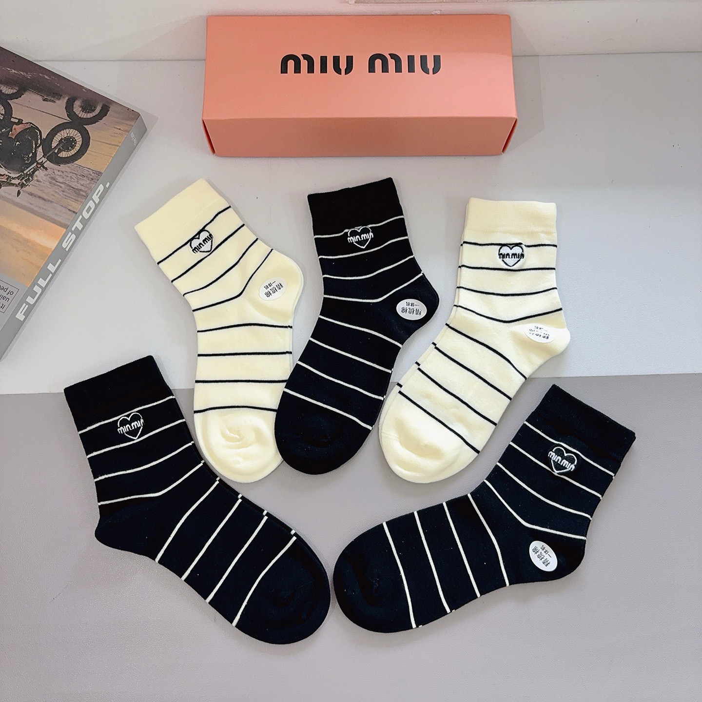 配包装【一盒5双】miumiu · 缪缪 高品质刺绣中筒袜子❗️ins明星网红推荐❗️轻薄柔软透气，四季