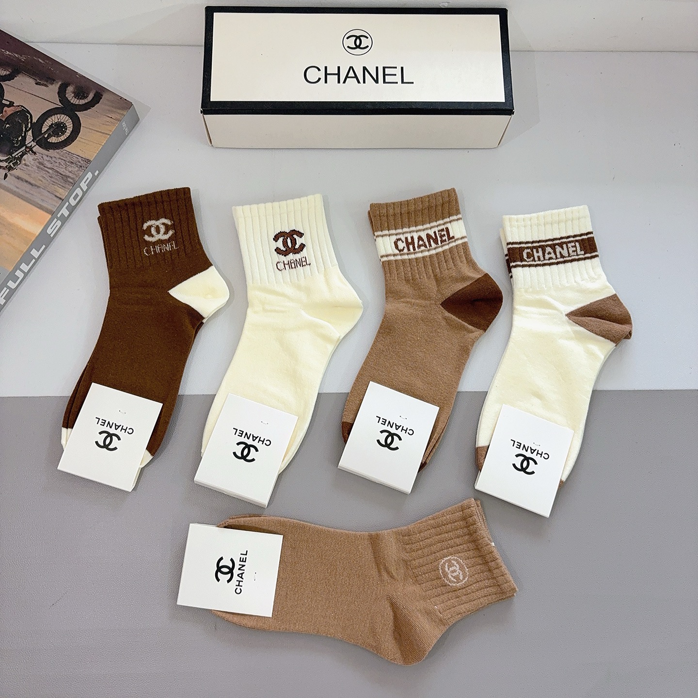 配包装（一盒5双）CHANEL 香奈儿经典中筒袜子❗️经典双C图案logo，专柜同步袜子❗️大牌出街，潮