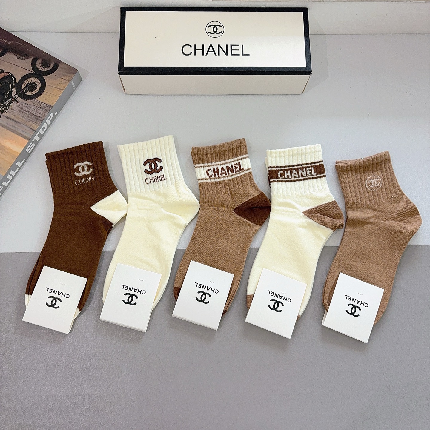 配包装（一盒5双）CHANEL 香奈儿经典中筒袜子❗️经典双C图案logo，专柜同步袜子❗️大牌出街，潮