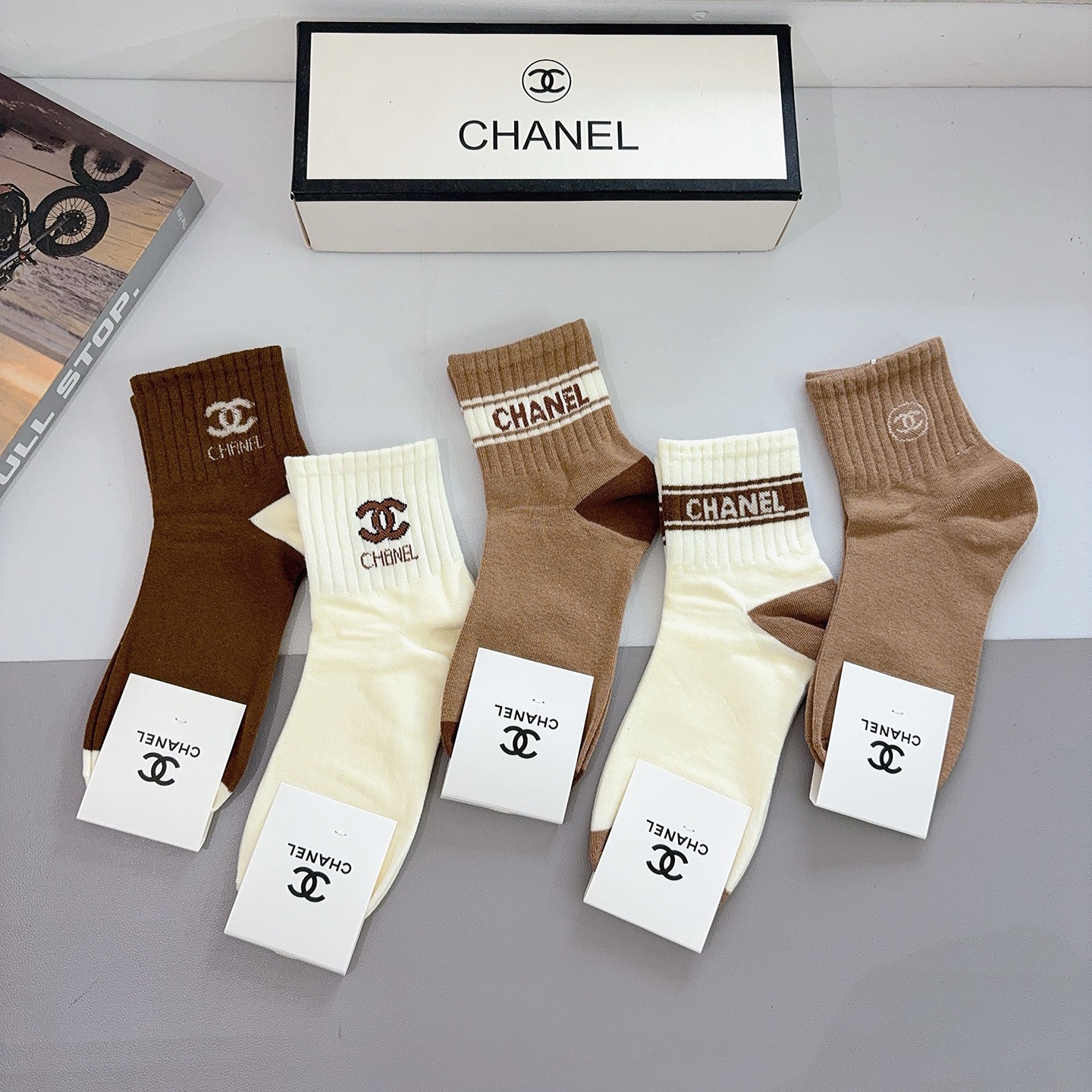 配包装（一盒5双）CHANEL 香奈儿经典中筒袜子❗️经典双C图案logo，专柜同步袜子❗️大牌出街，潮