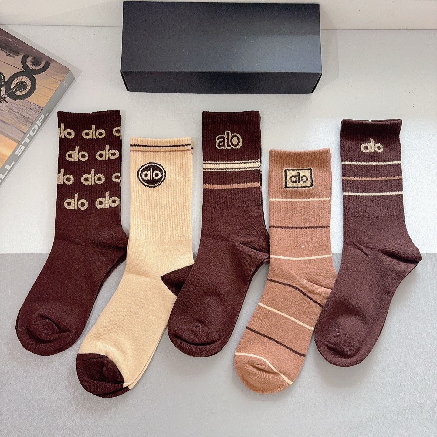 配包装（一盒5双） alo 新款潮牌中筒男款袜子，纯棉面料，潮人必备 ，个性时尚百搭款，你值得拥有哦💗