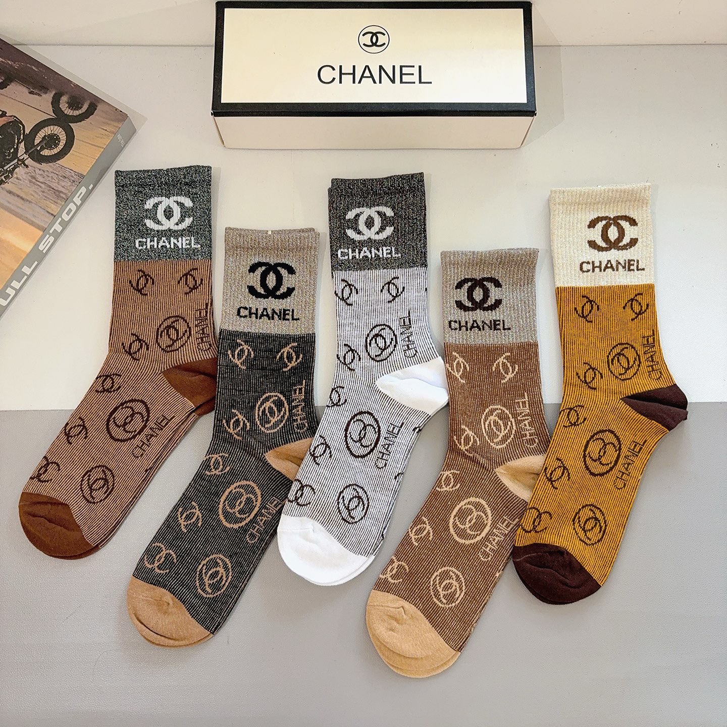 配包装（一盒5双）CHANEL 香奈儿经典长筒袜子❗️高版本纯棉材质柔软，秒杀市场普通货，经典的双C图案