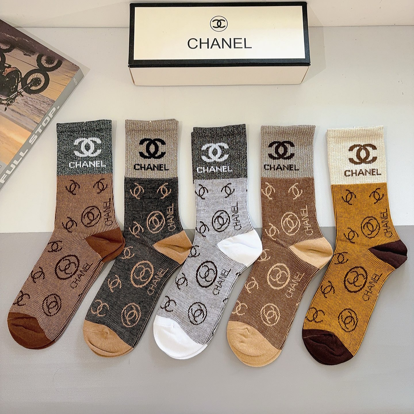 配包装（一盒5双）CHANEL 香奈儿经典长筒袜子❗️高版本纯棉材质柔软，秒杀市场普通货，经典的双C图案