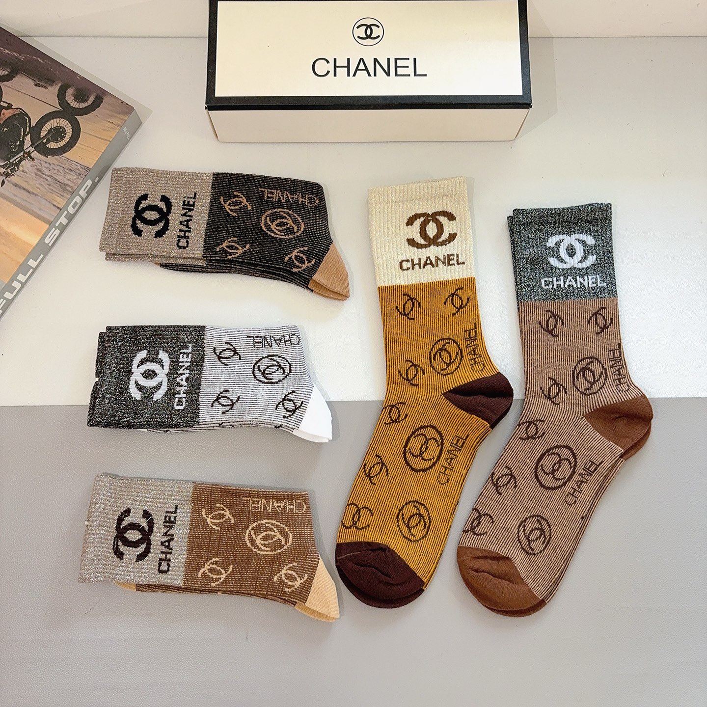 配包装（一盒5双）CHANEL 香奈儿经典长筒袜子❗️高版本纯棉材质柔软，秒杀市场普通货，经典的双C图案