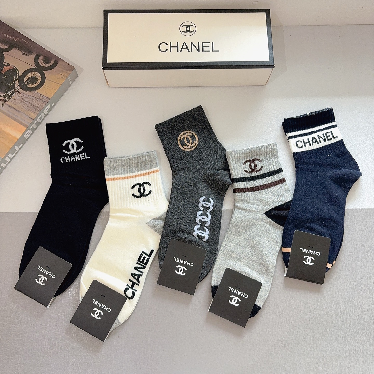 配包装（一盒5双） CHANEL 香奈儿 超火爆男款中筒袜子、纯棉面料，潮人必备款，个性时尚百搭款，！你