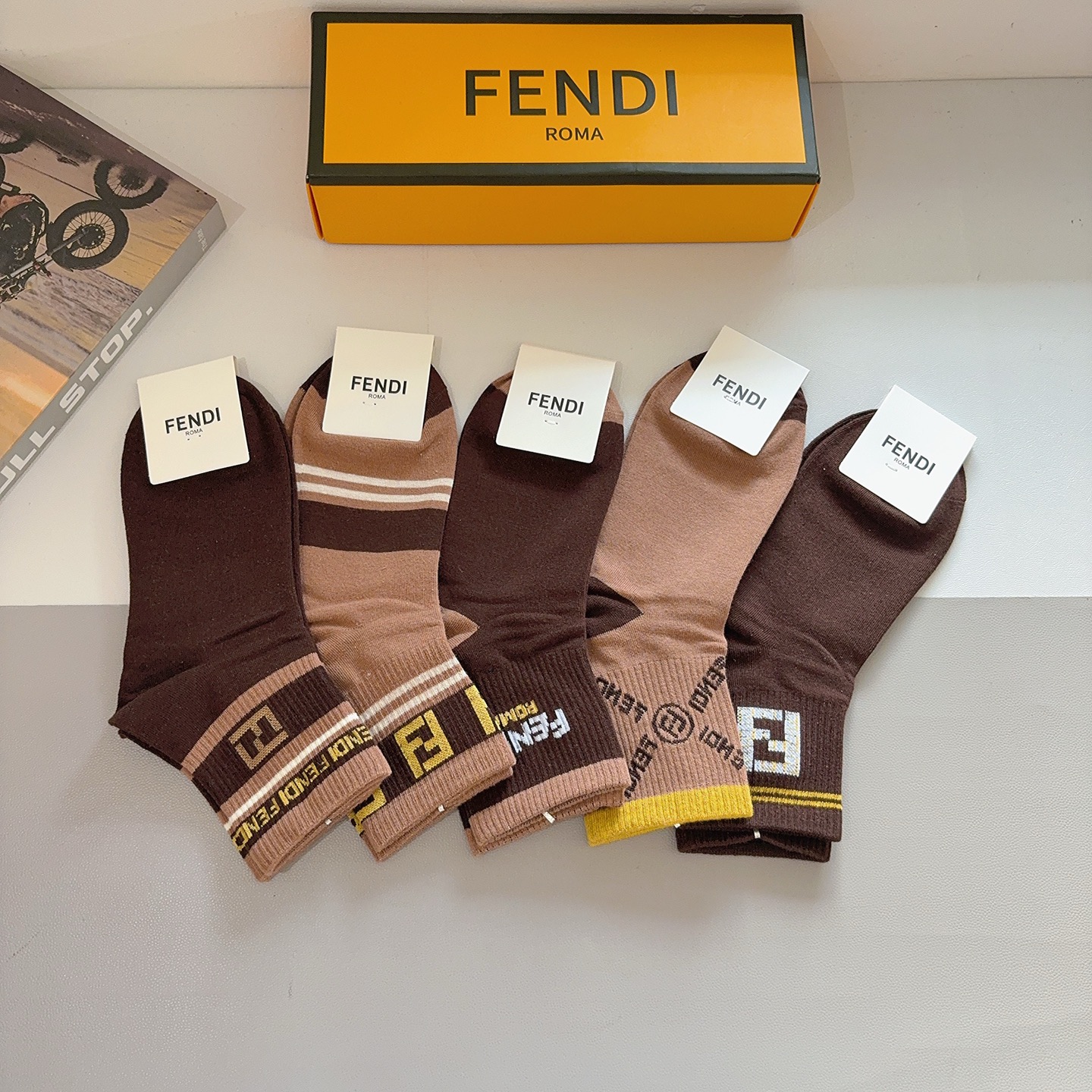 配包装（一盒5双） FENDI 芬迪 经典双F中筒袜子，纯棉面料，潮人必备款 个性时尚百搭款，你值得拥有