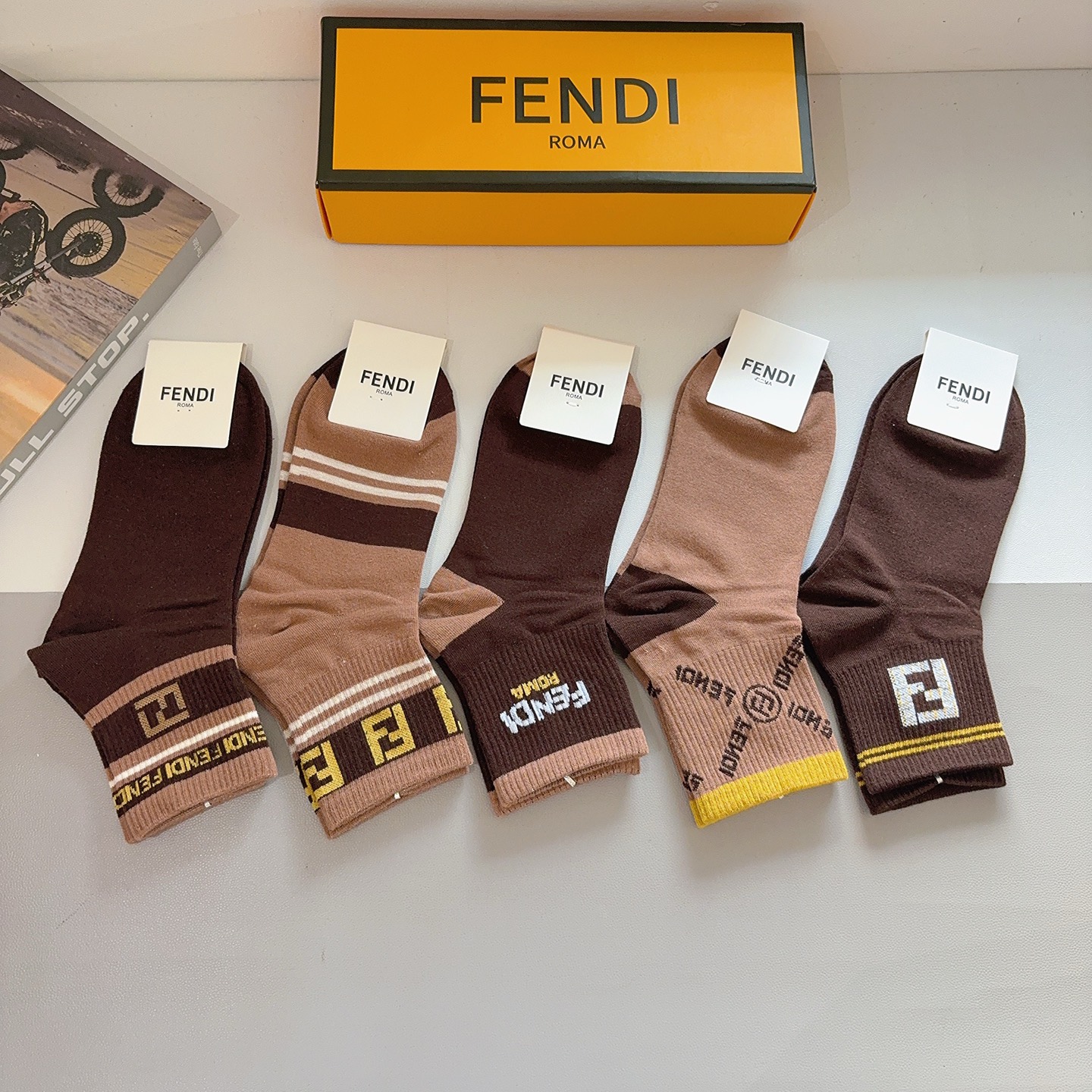 配包装（一盒5双） FENDI 芬迪 经典双F中筒袜子，纯棉面料，潮人必备款 个性时尚百搭款，你值得拥有