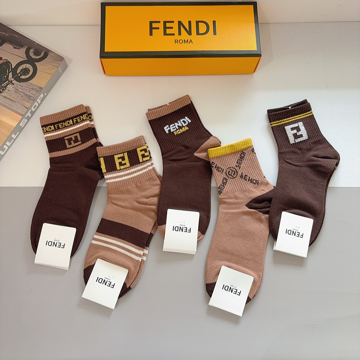 配包装（一盒5双） FENDI 芬迪 经典双F中筒袜子，纯棉面料，潮人必备款 个性时尚百搭款，你值得拥有