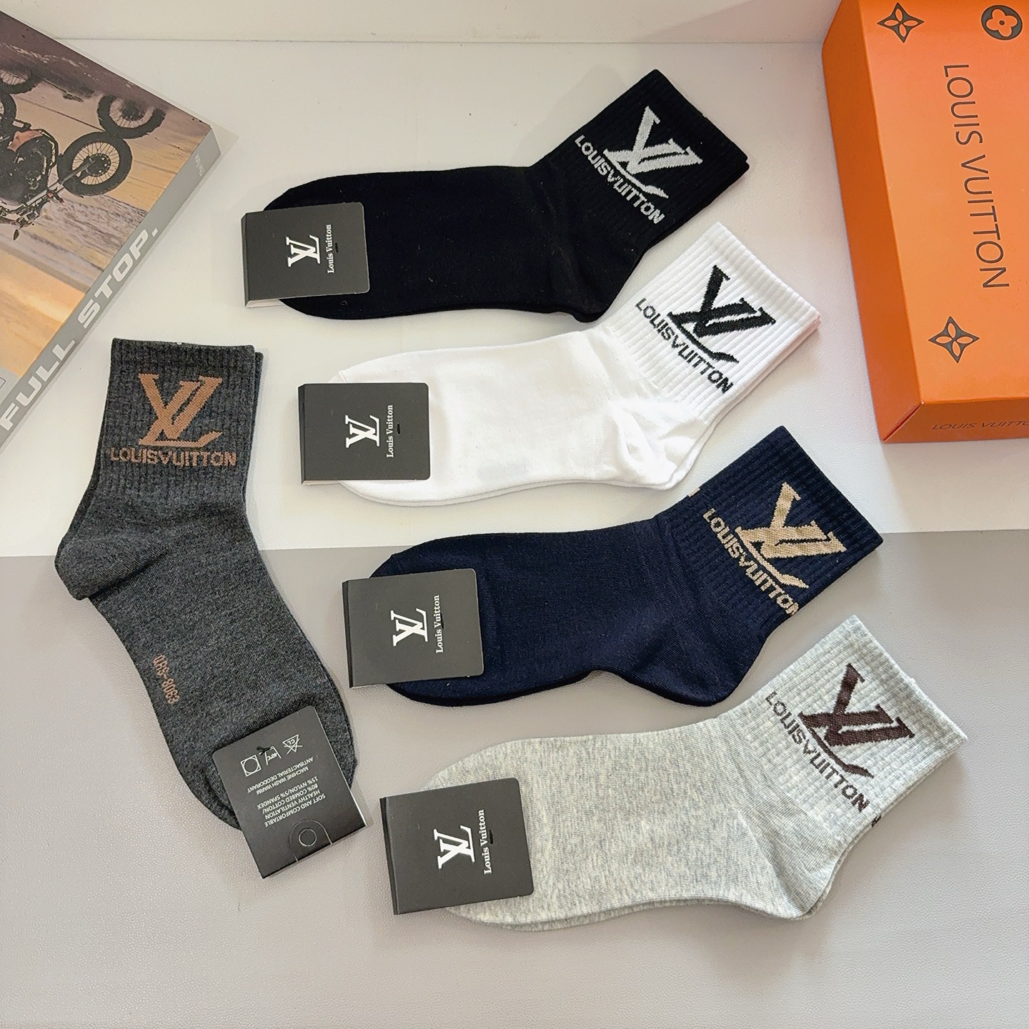 配包装（一盒5双） LV 路易威登 超火爆男款中筒袜子、纯棉面料，潮人必备款，个性时尚百搭款，！你值得拥