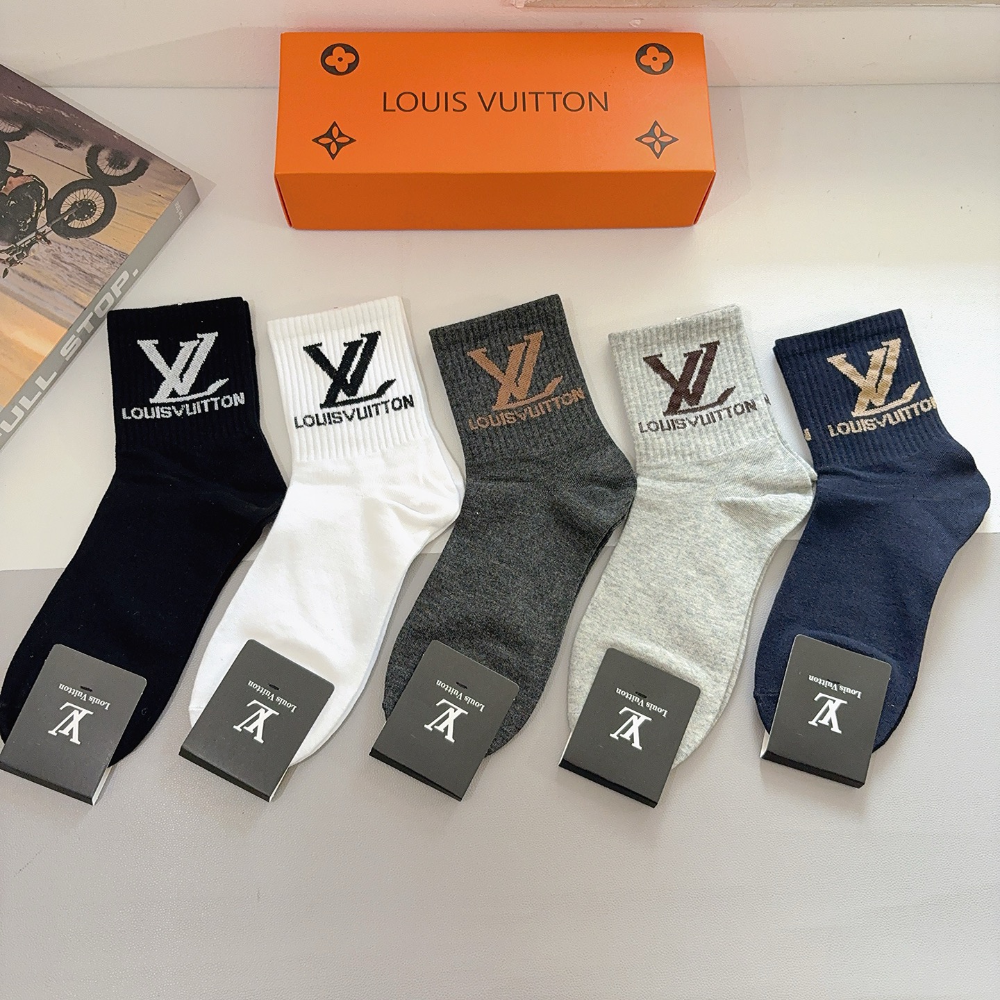 配包装（一盒5双） LV 路易威登 超火爆男款中筒袜子、纯棉面料，潮人必备款，个性时尚百搭款，！你值得拥