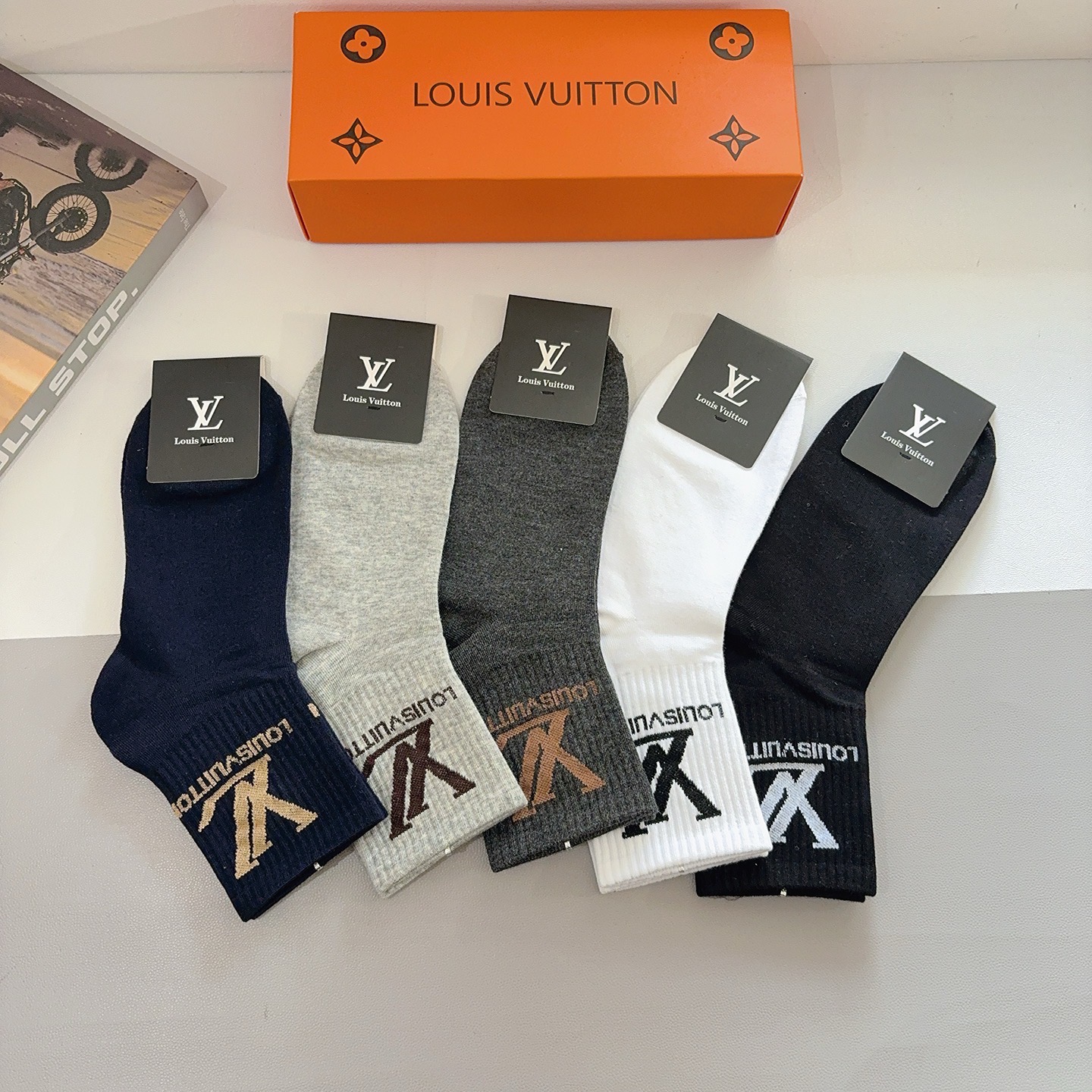 配包装（一盒5双） LV 路易威登 超火爆男款中筒袜子、纯棉面料，潮人必备款，个性时尚百搭款，！你值得拥