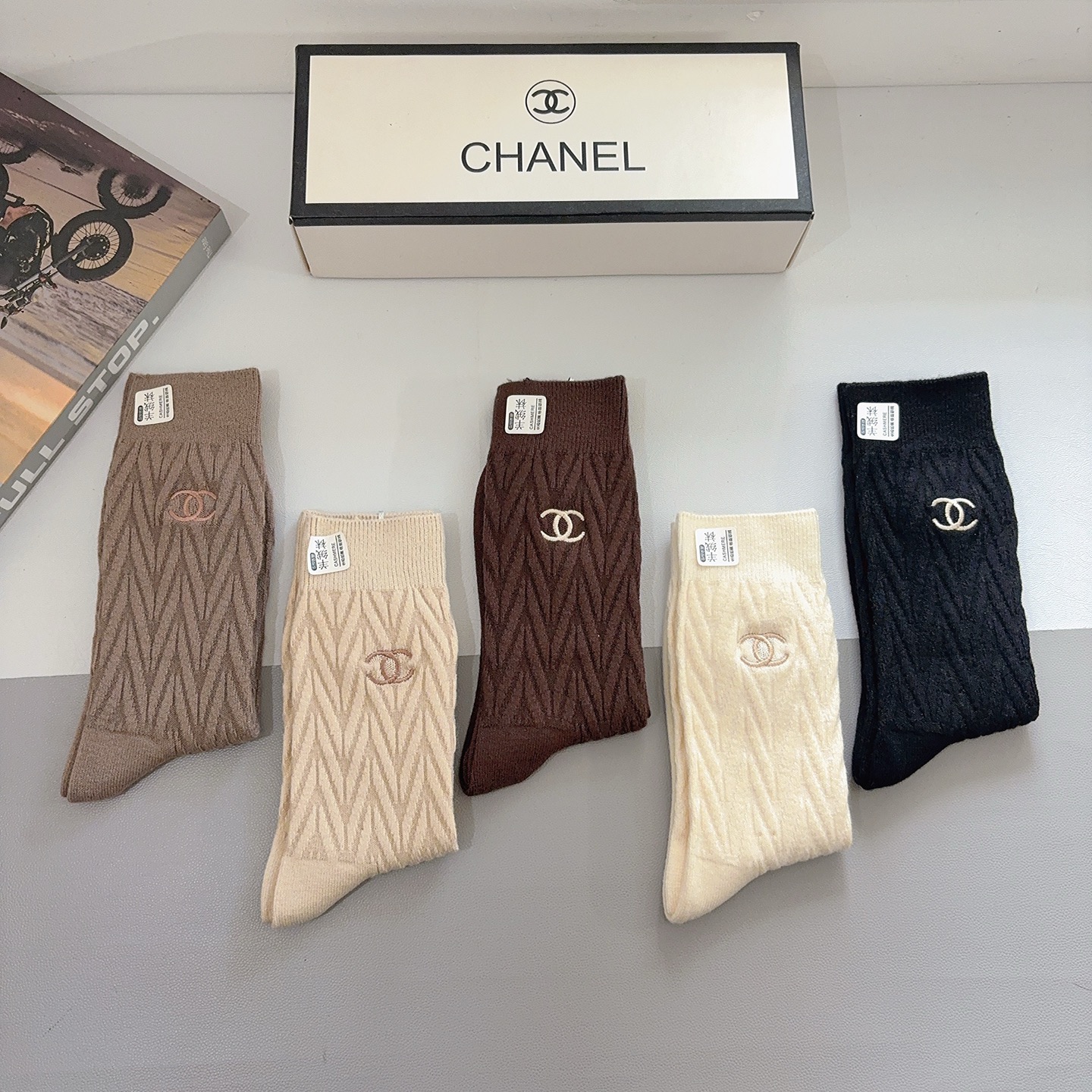 配包装（一盒5双）CHANEL 香奈儿 新款高版本刺绣羊绒面料长筒袜子。专柜同步长筒袜子，💛大牌出街，潮