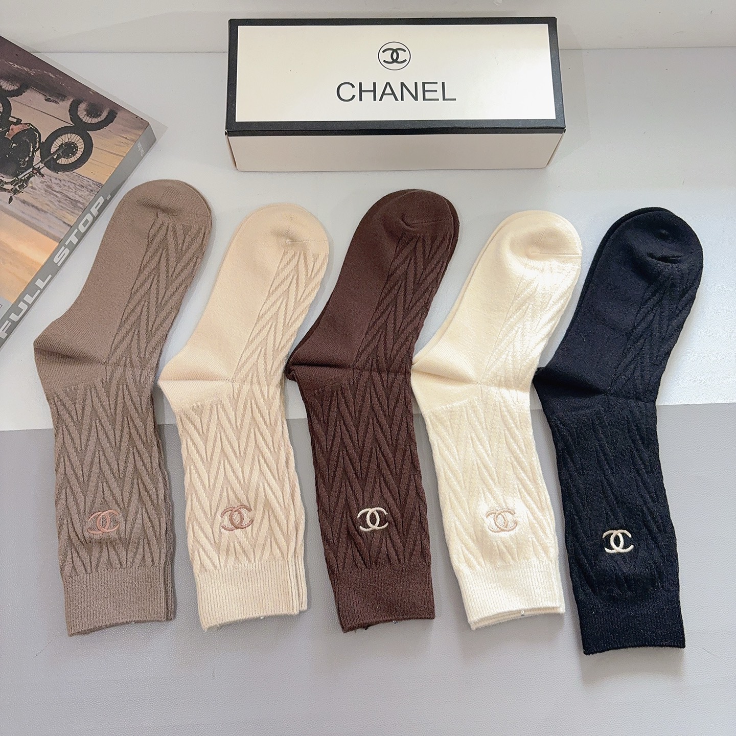 配包装（一盒5双）CHANEL 香奈儿 新款高版本刺绣羊绒面料长筒袜子。专柜同步长筒袜子，💛大牌出街，潮