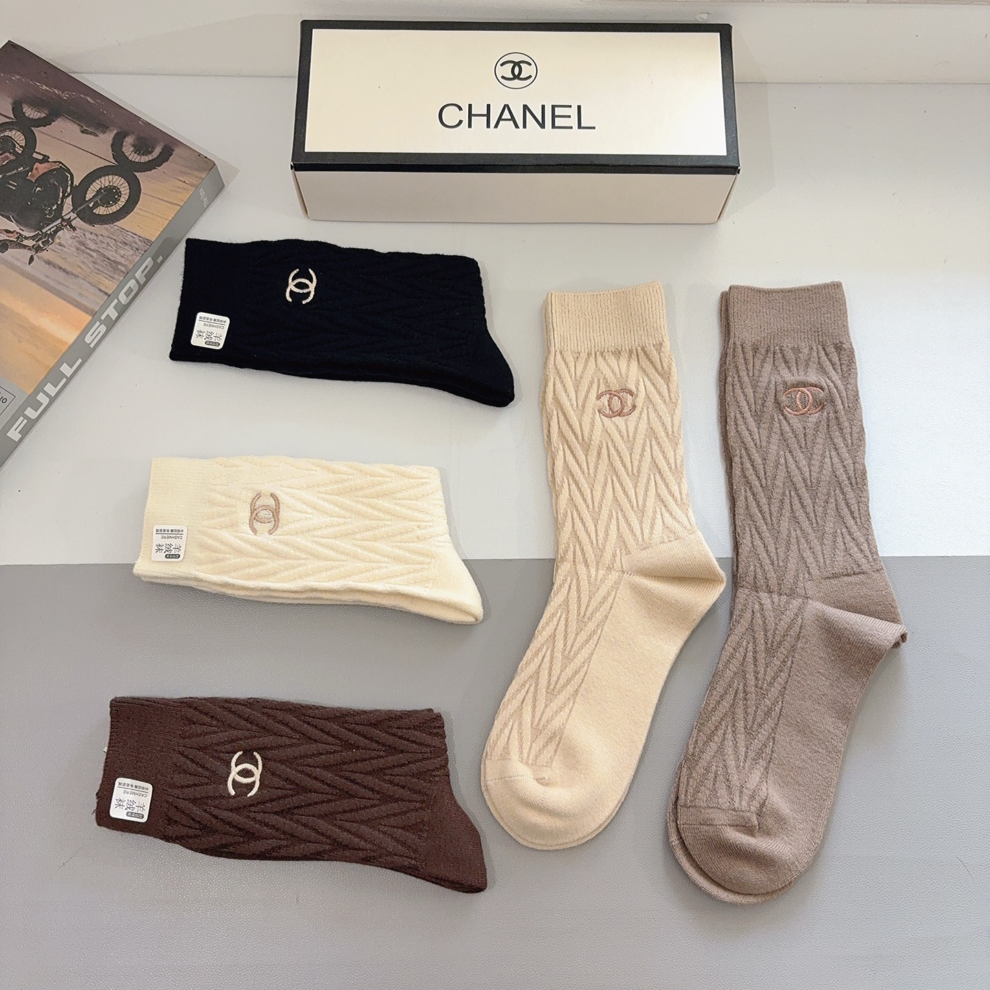 配包装（一盒5双）CHANEL 香奈儿 新款高版本刺绣羊绒面料长筒袜子。专柜同步长筒袜子，💛大牌出街，潮