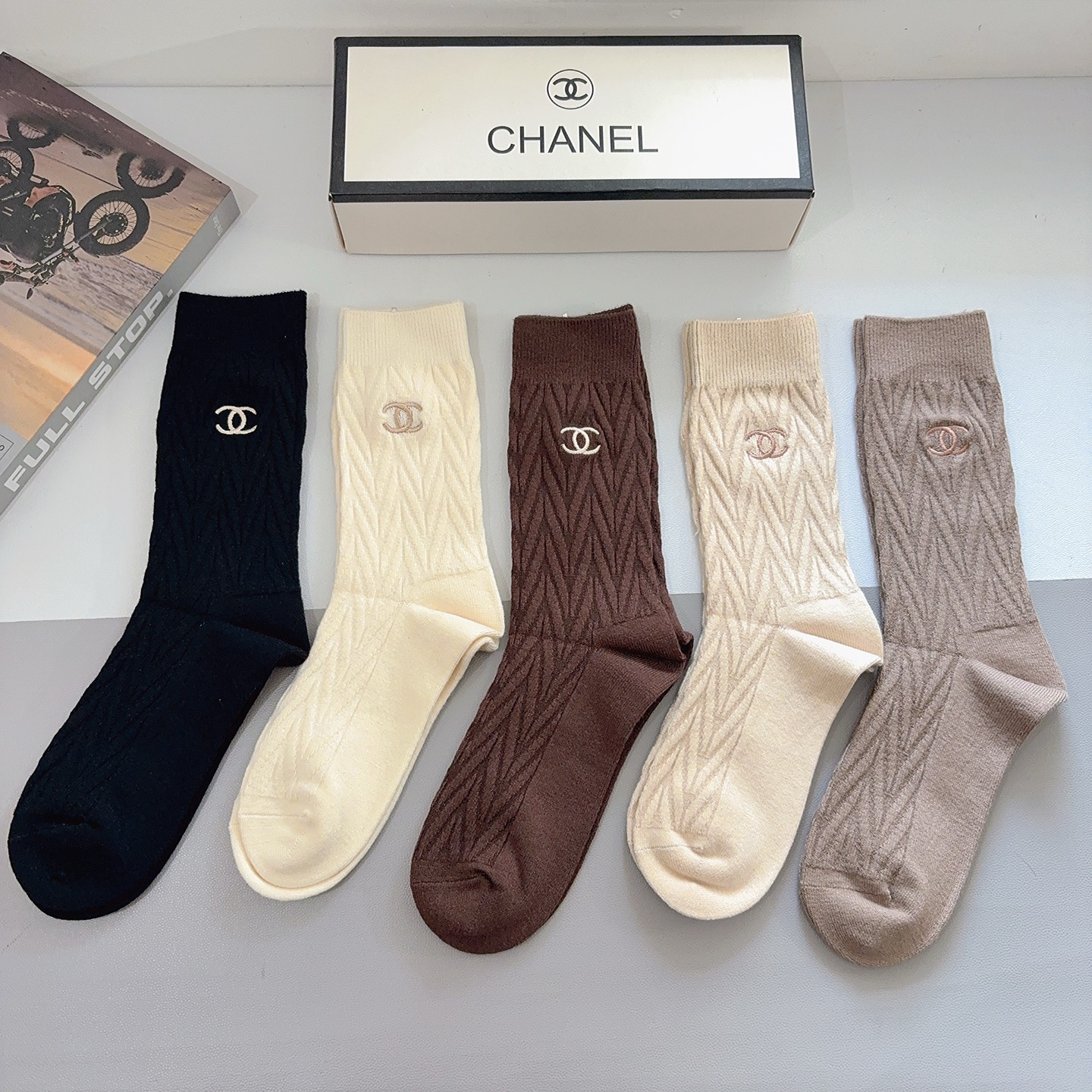 配包装（一盒5双）CHANEL 香奈儿 新款高版本刺绣羊绒面料长筒袜子。专柜同步长筒袜子，💛大牌出街，潮