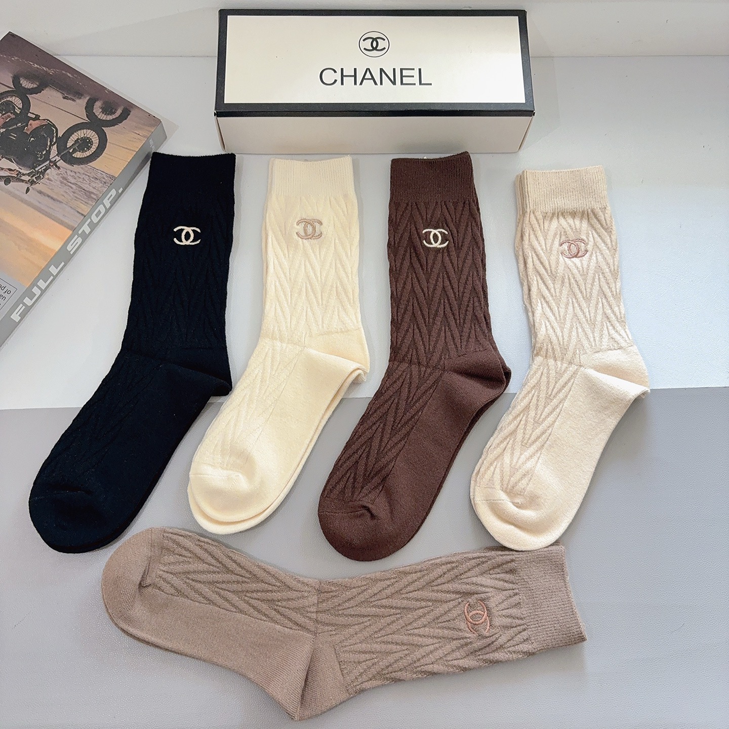 配包装（一盒5双）CHANEL 香奈儿 新款高版本刺绣羊绒面料长筒袜子。专柜同步长筒袜子，💛大牌出街，潮