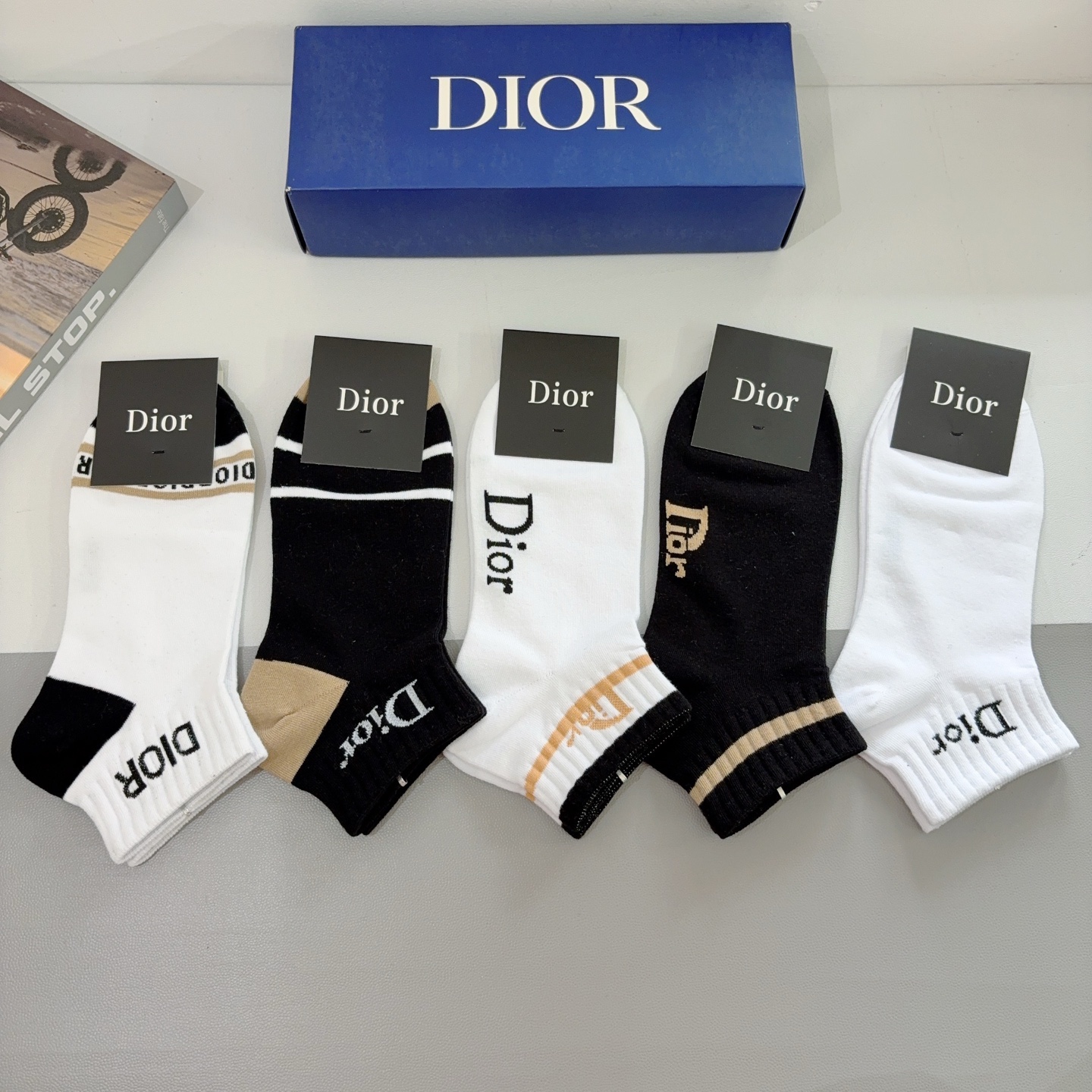 配包装（一盒5双）Dior 迪奥 新款字母短筒袜子！爆款字母专柜同步袜子，💛大牌出街，潮人必备🔥超好搭