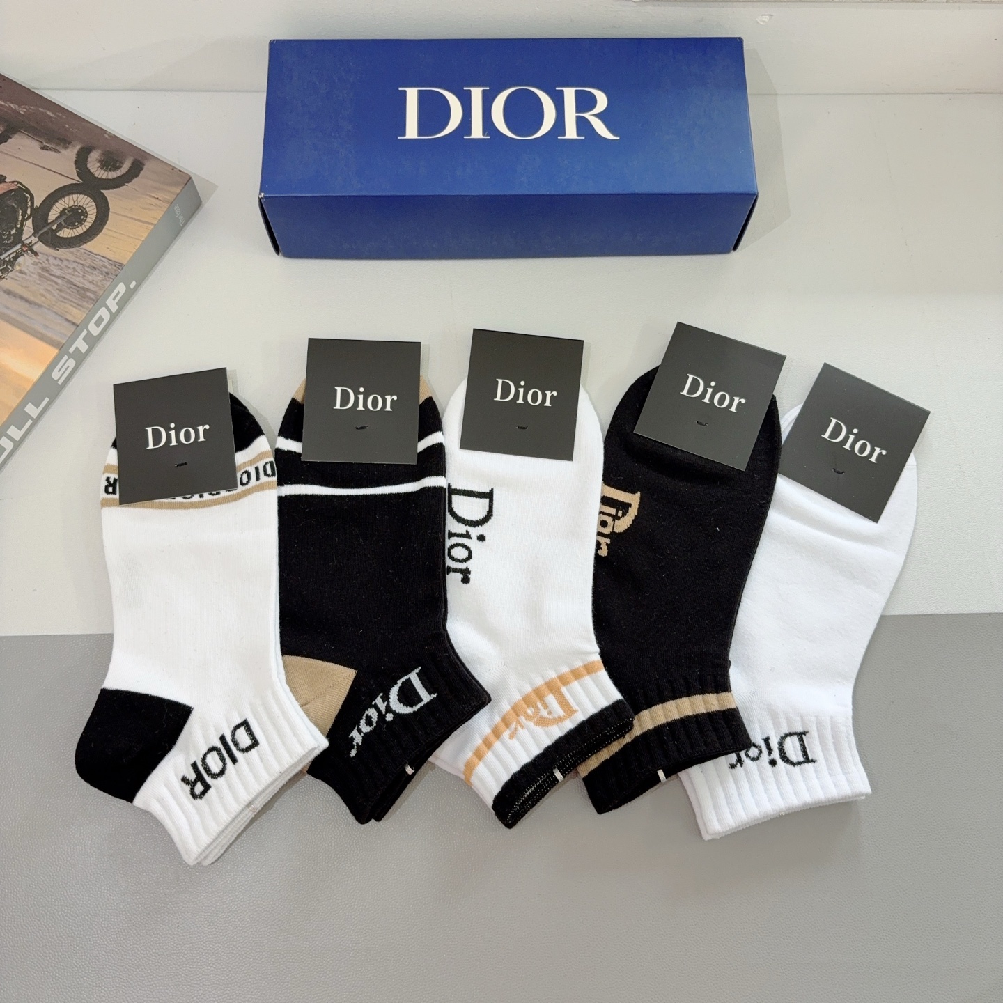配包装（一盒5双）Dior 迪奥 新款字母短筒袜子！爆款字母专柜同步袜子，💛大牌出街，潮人必备🔥超好搭
