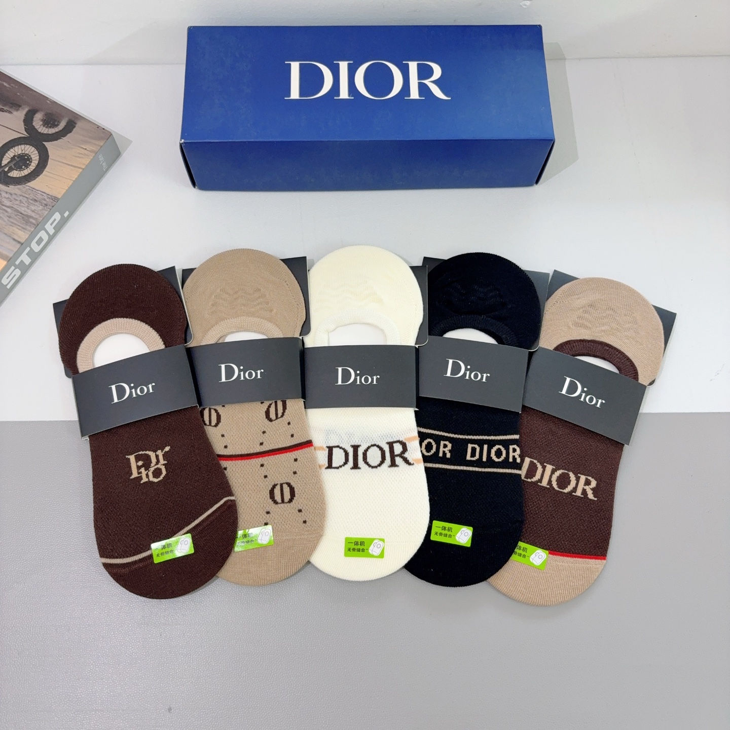 配包装（一盒5双） 🌟 Dior （迪奥） 竹棉材质袜子 潮人必备爆款，经典字母logo船袜，个性时尚百