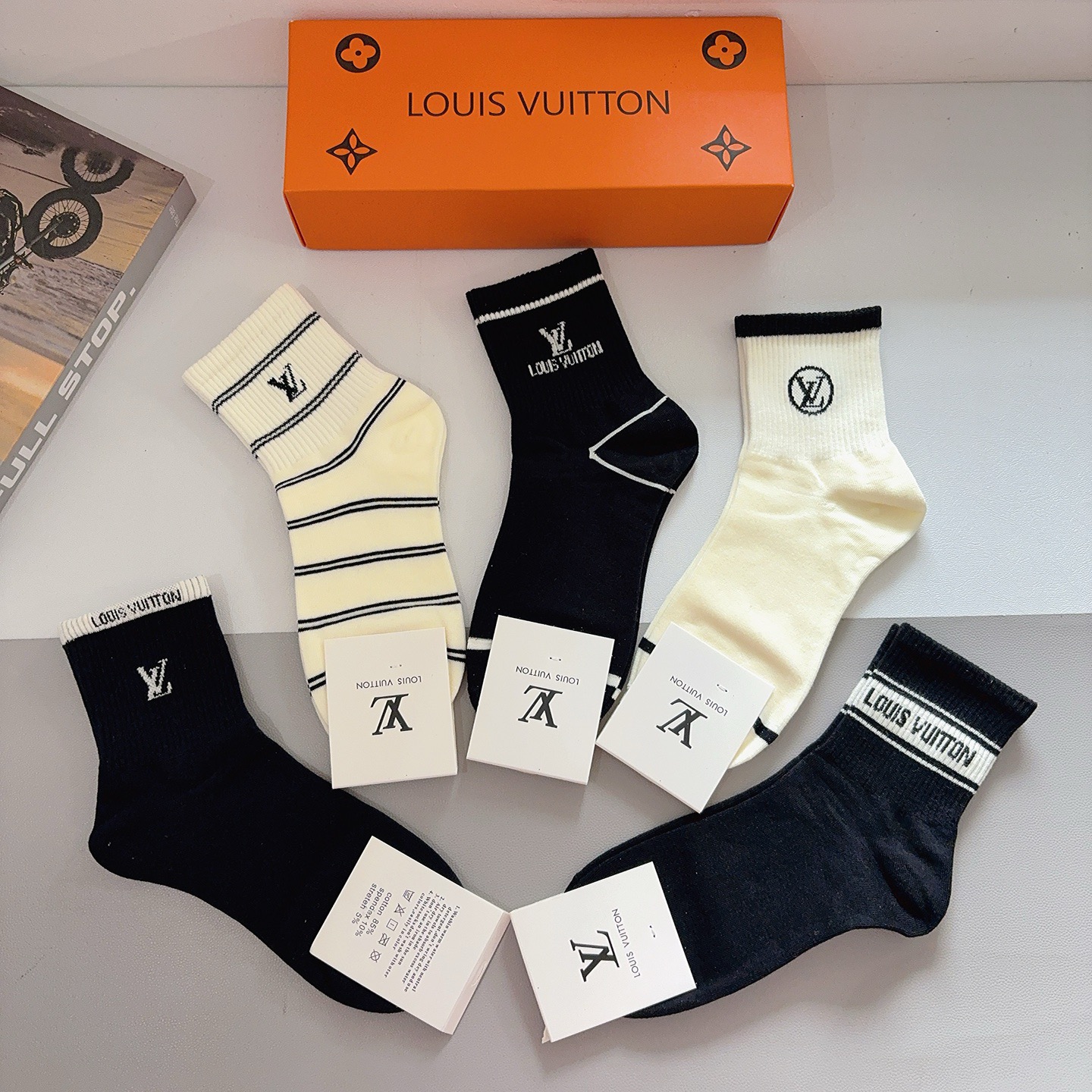 配包装（一盒5双） LV 路易威登 经典纯棉中筒袜子 个性时尚百搭款，你值得拥有哦💗舒适透气！