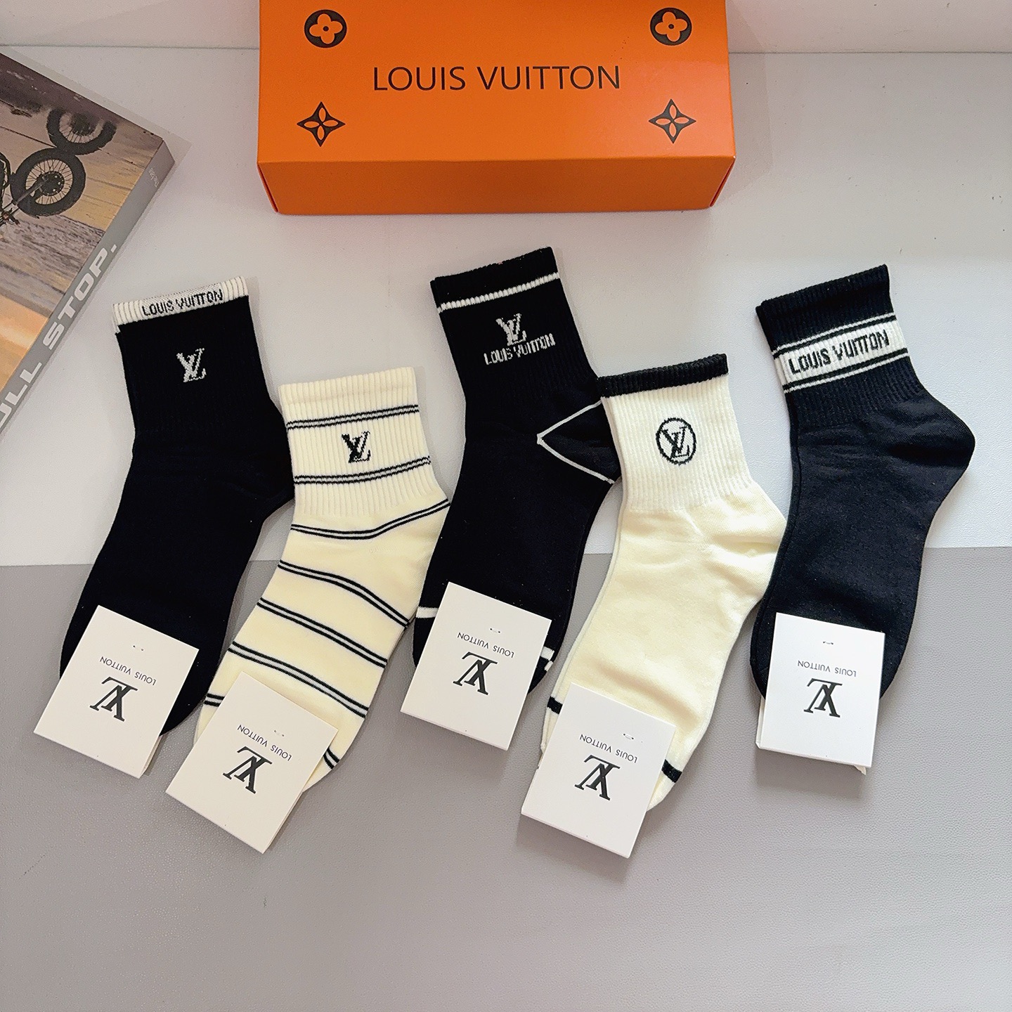 配包装（一盒5双） LV 路易威登 经典纯棉中筒袜子 个性时尚百搭款，你值得拥有哦💗舒适透气！