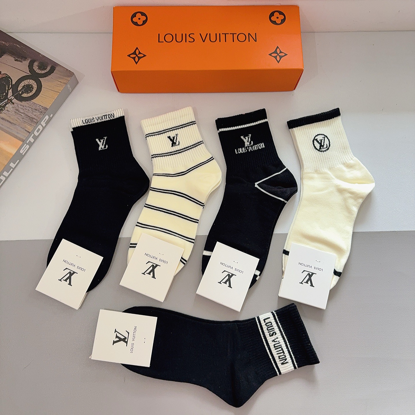 配包装（一盒5双） LV 路易威登 经典纯棉中筒袜子 个性时尚百搭款，你值得拥有哦💗舒适透气！