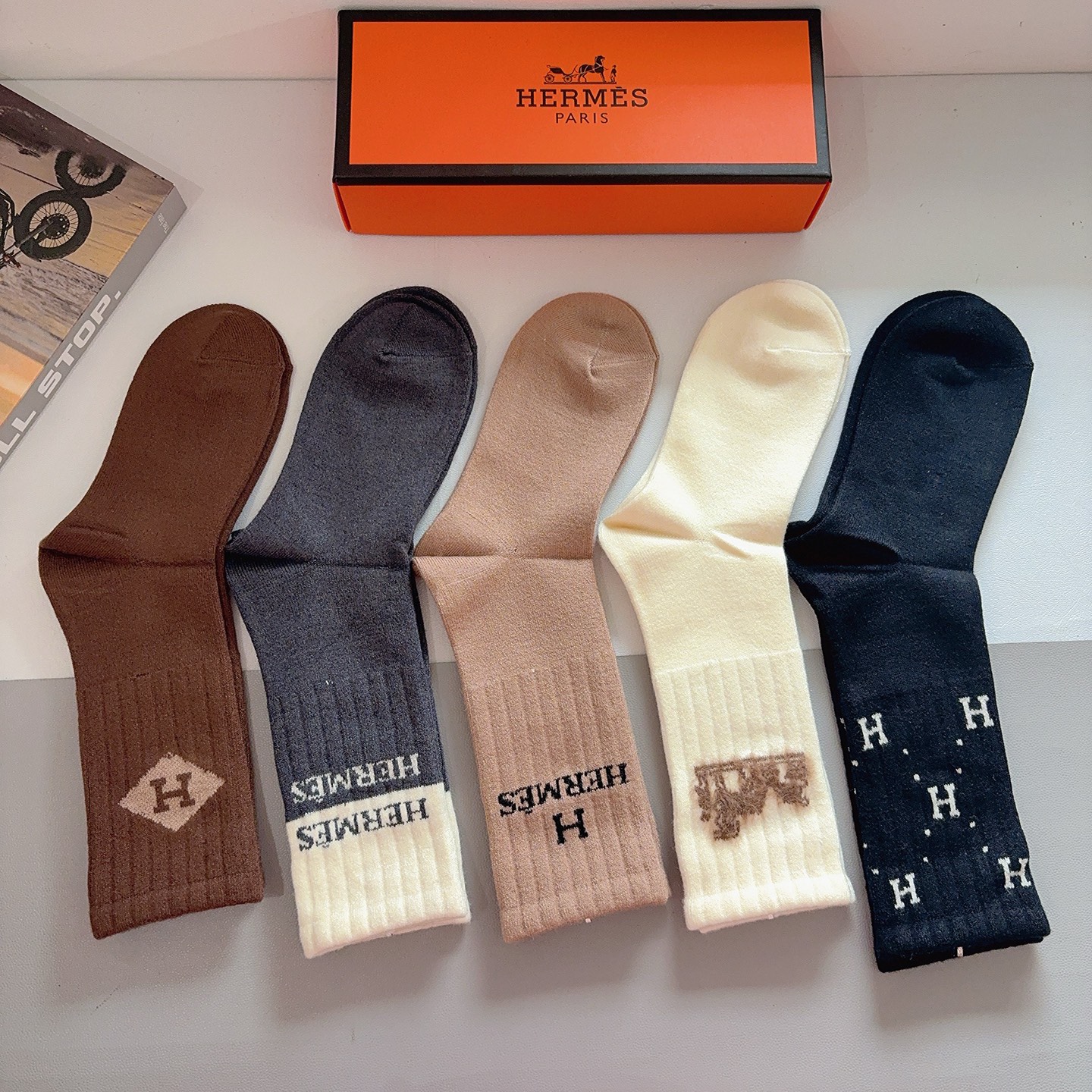 配包装（一盒5双）HERMES 爱马仕经典长筒袜子、高版本兔绒材质 ，经典字母logo，大牌出街，潮人必