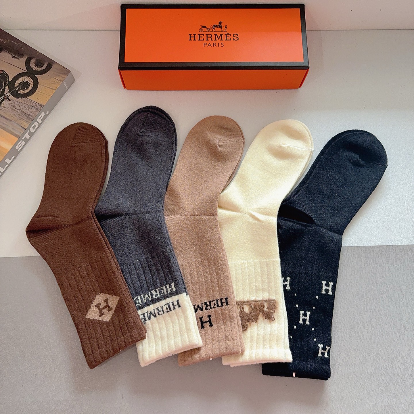配包装（一盒5双）HERMES 爱马仕经典长筒袜子、高版本兔绒材质 ，经典字母logo，大牌出街，潮人必