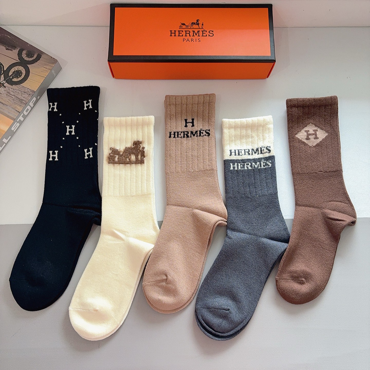 配包装（一盒5双）HERMES 爱马仕经典长筒袜子、高版本兔绒材质 ，经典字母logo，大牌出街，潮人必