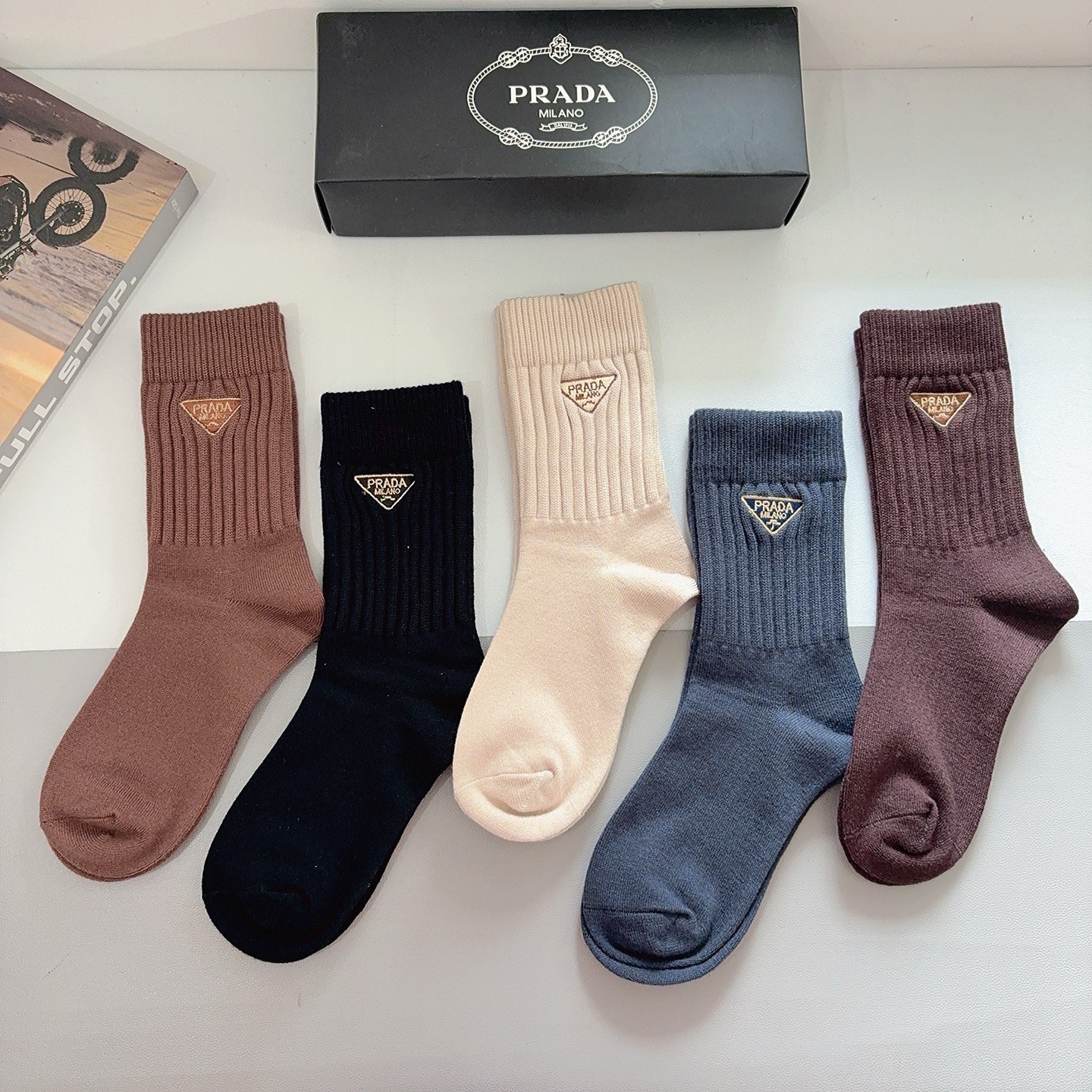 配包装（一盒5双）PRADA 普拉达 新款经典logo刺绣羊绒长筒袜子！专柜同步袜子，💛大牌出街，潮人必