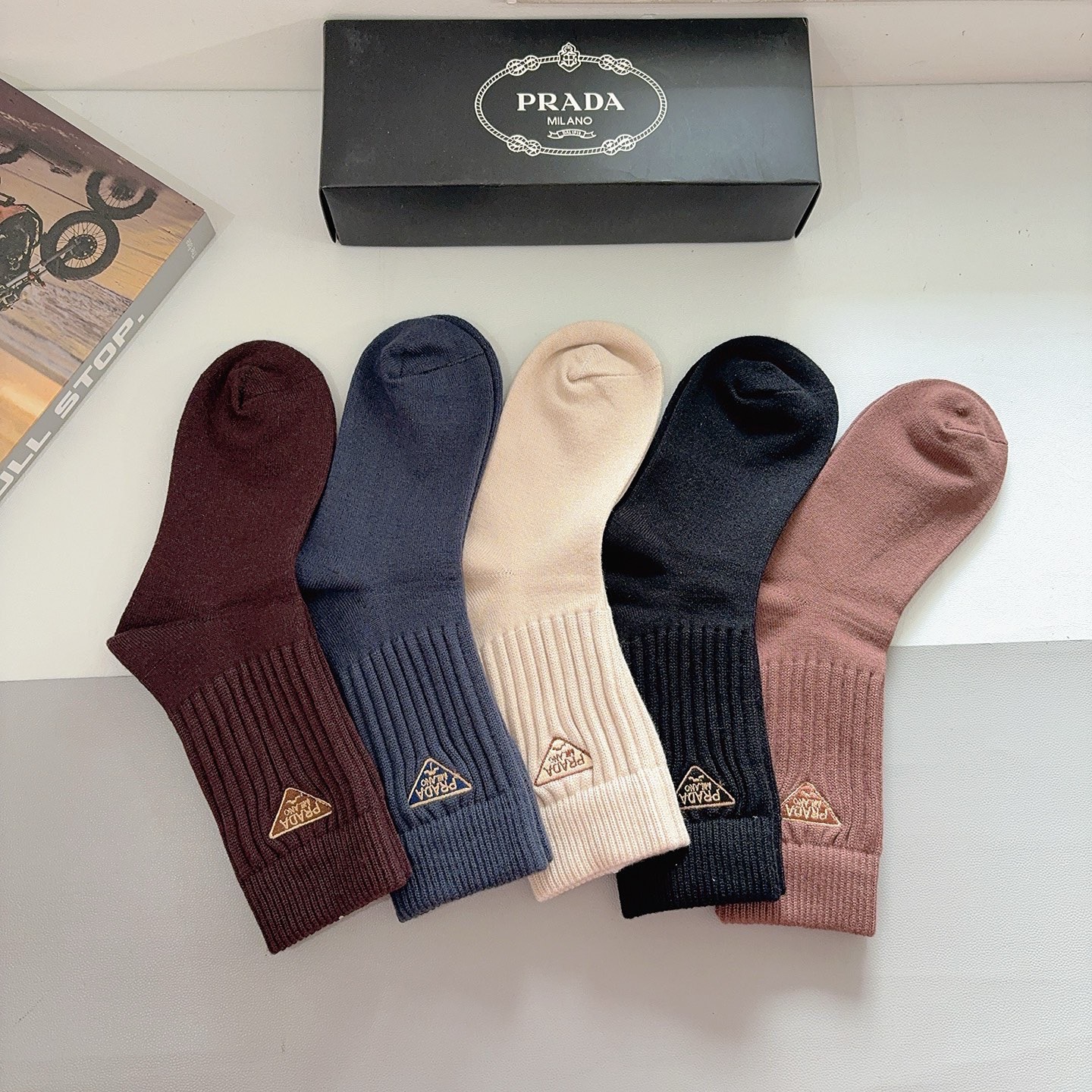 配包装（一盒5双）PRADA 普拉达 新款经典logo刺绣羊绒长筒袜子！专柜同步袜子，💛大牌出街，潮人必