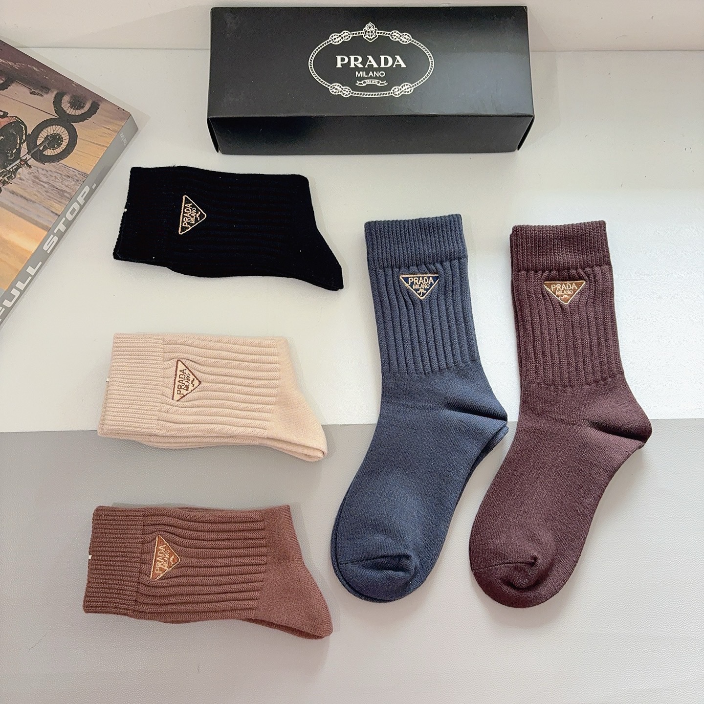 配包装（一盒5双）PRADA 普拉达 新款经典logo刺绣羊绒长筒袜子！专柜同步袜子，💛大牌出街，潮人必