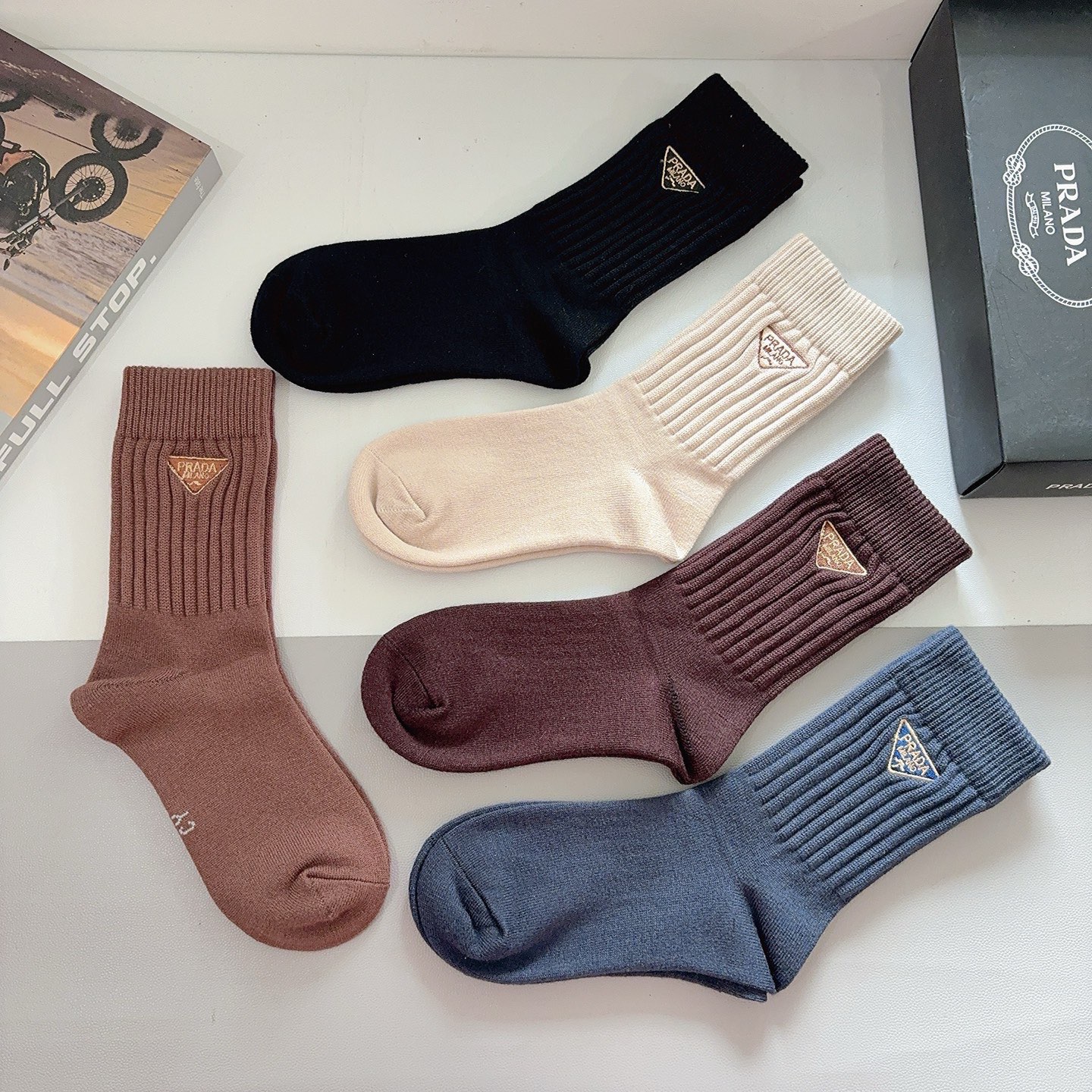 配包装（一盒5双）PRADA 普拉达 新款经典logo刺绣羊绒长筒袜子！专柜同步袜子，💛大牌出街，潮人必