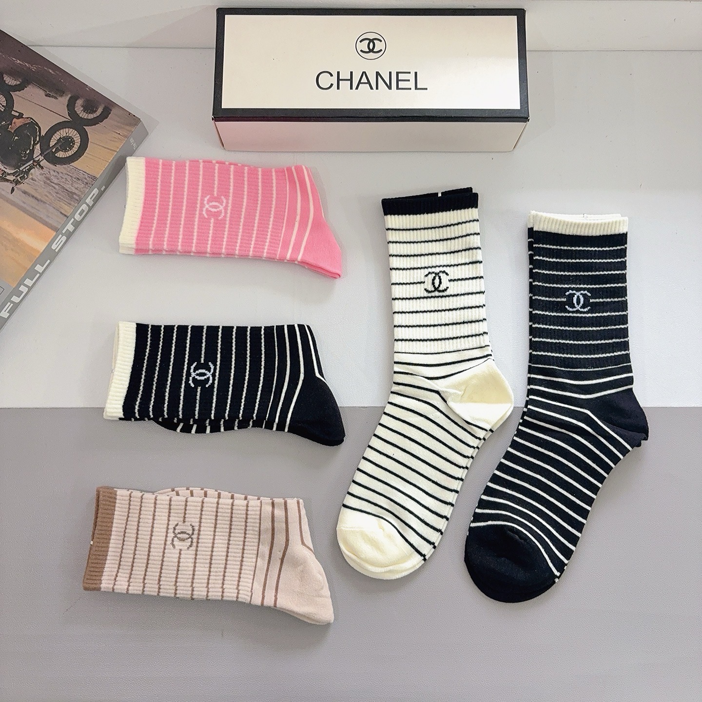 配包装（一盒5双）CHANEL 香奈儿经典长筒袜子❗️纯棉材质柔软，经典的双C图案logo，专柜同步袜子