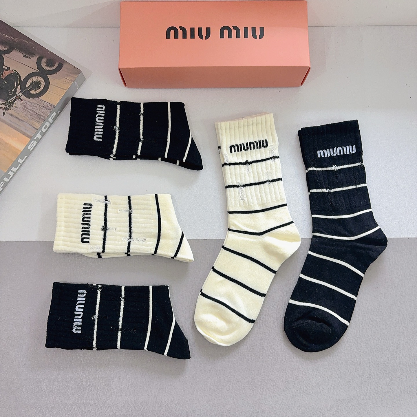 配包装【一盒5双】miumiu · 缪缪 高品质新款网红长筒袜子❗️纯棉材质，轻薄柔软透气，四季通用！