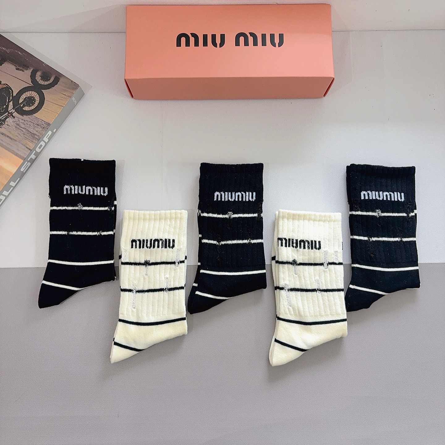 配包装【一盒5双】miumiu · 缪缪 高品质新款网红长筒袜子❗️纯棉材质，轻薄柔软透气，四季通用！