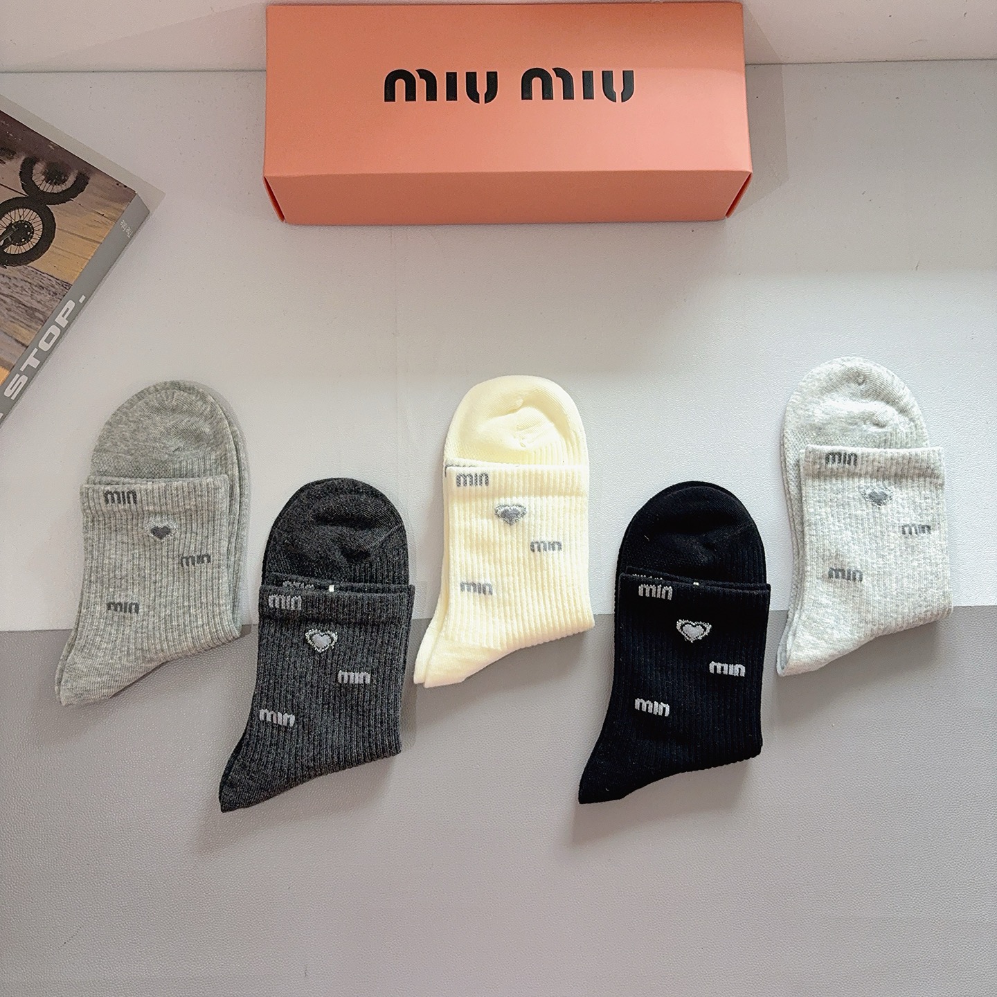 配包装【一盒5双】miumiu · 缪缪 高品质纯棉中筒袜子❗️ins明星网红推荐❗️轻薄柔软透气，四季