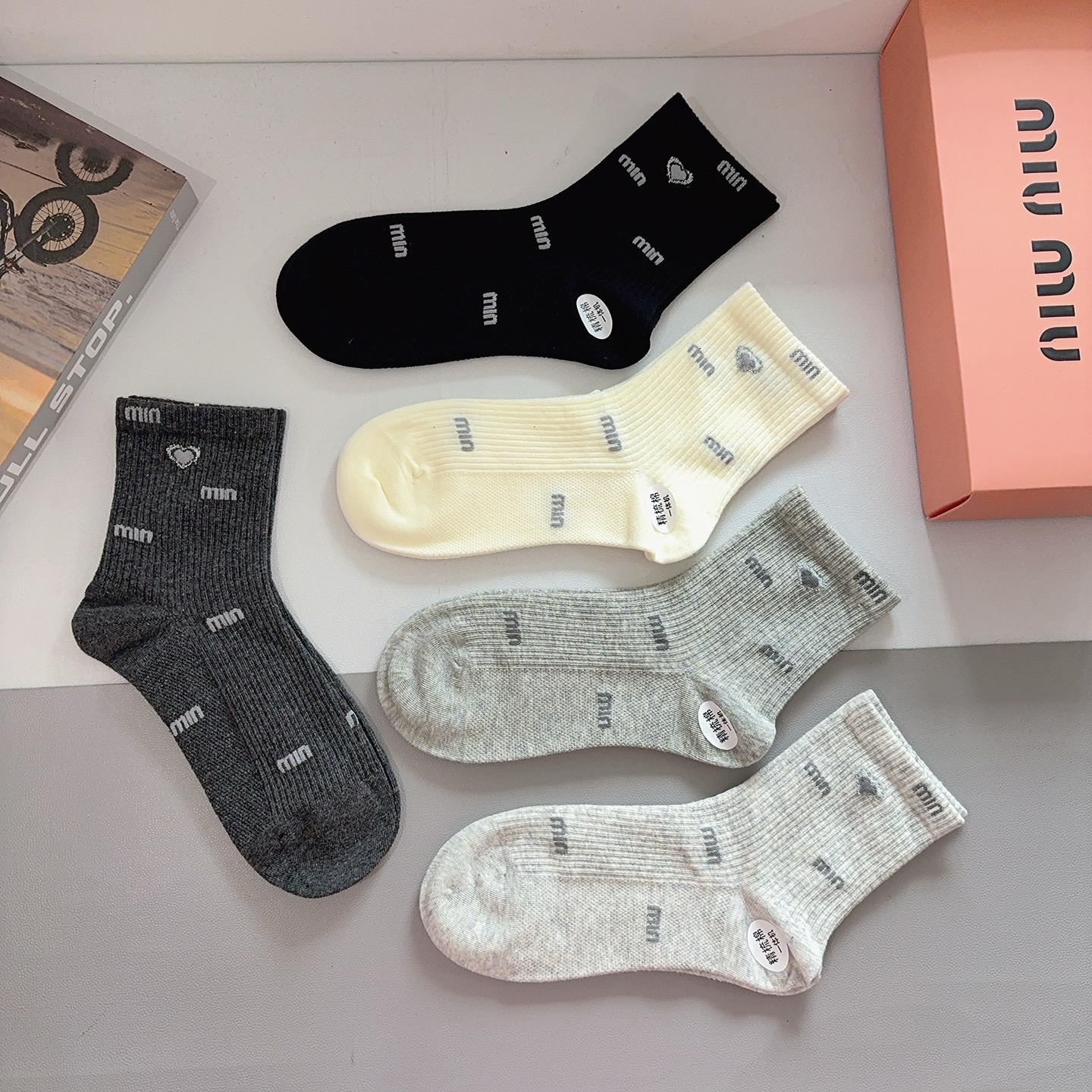 配包装【一盒5双】miumiu · 缪缪 高品质纯棉中筒袜子❗️ins明星网红推荐❗️轻薄柔软透气，四季