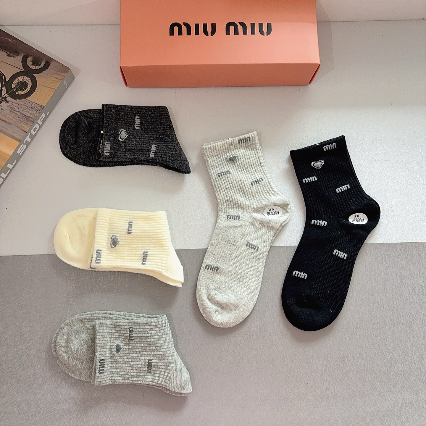 配包装【一盒5双】miumiu · 缪缪 高品质纯棉中筒袜子❗️ins明星网红推荐❗️轻薄柔软透气，四季