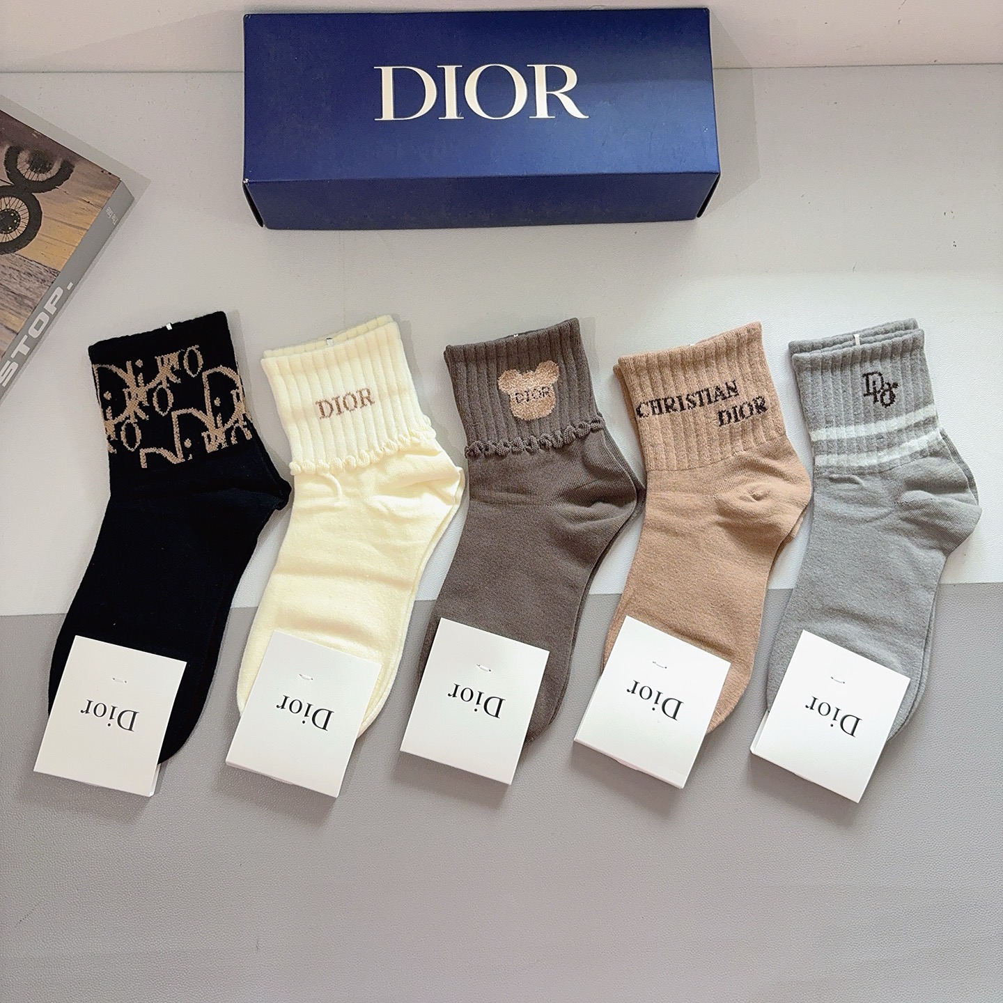 配包装（一盒5双）Dior 迪奥 新款字母中筒袜子！爆款字母专柜同步中筒袜，💛大牌出街，潮人必备🔥超好搭