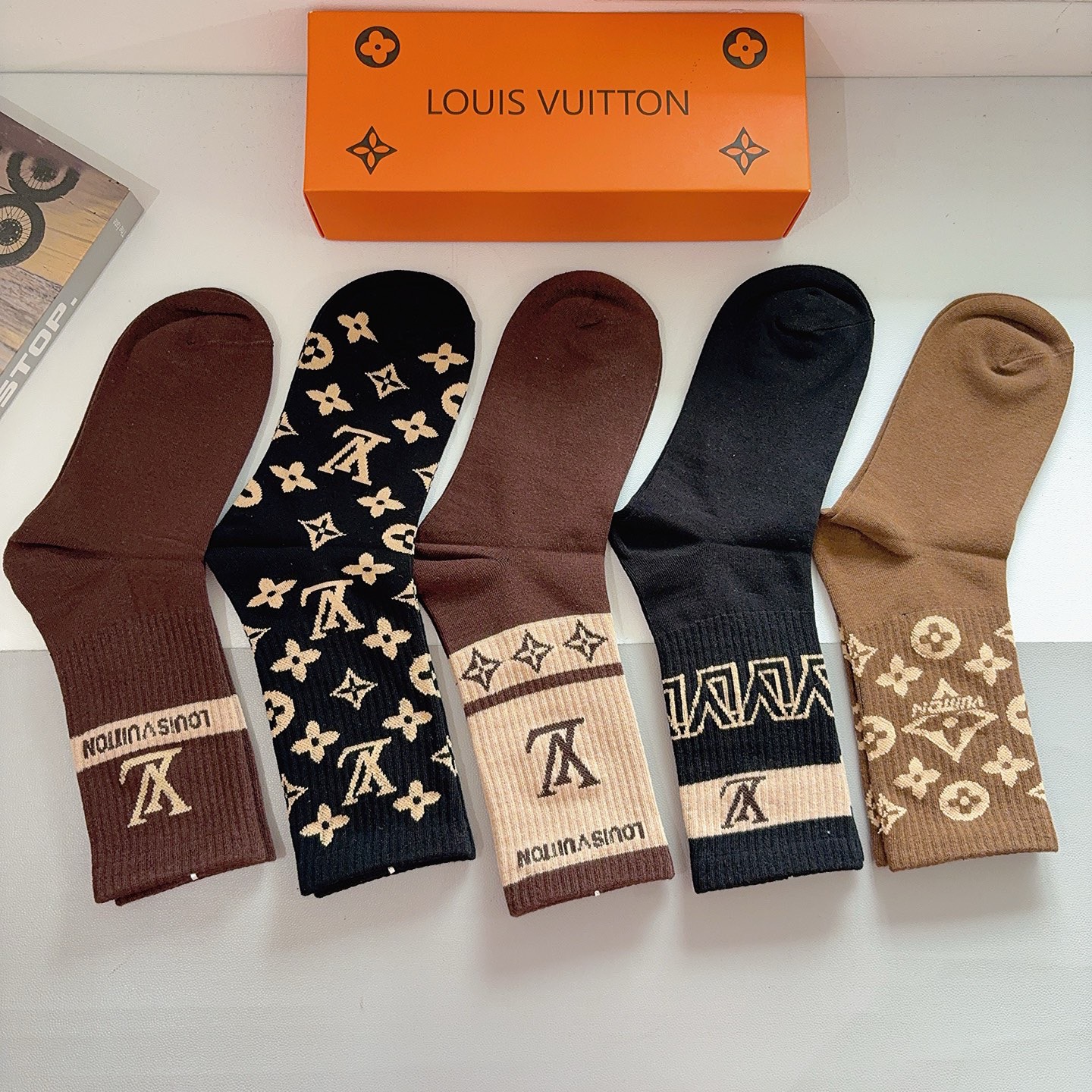 配包装（一盒5双） 🌟 LV 路易威登 超火爆小单品长筒袜子 经典字母logo袜子，个性时尚百搭款，你值